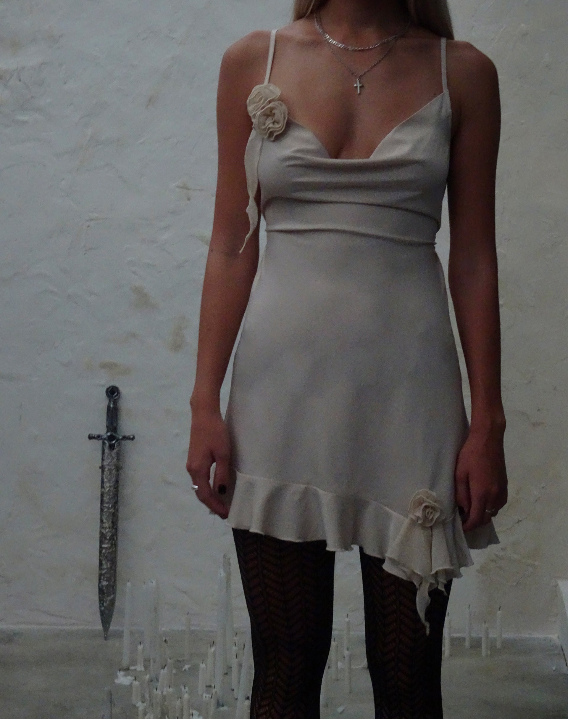 Afbeelding van Litera Ruffle Rosette Mini Dress in Crème