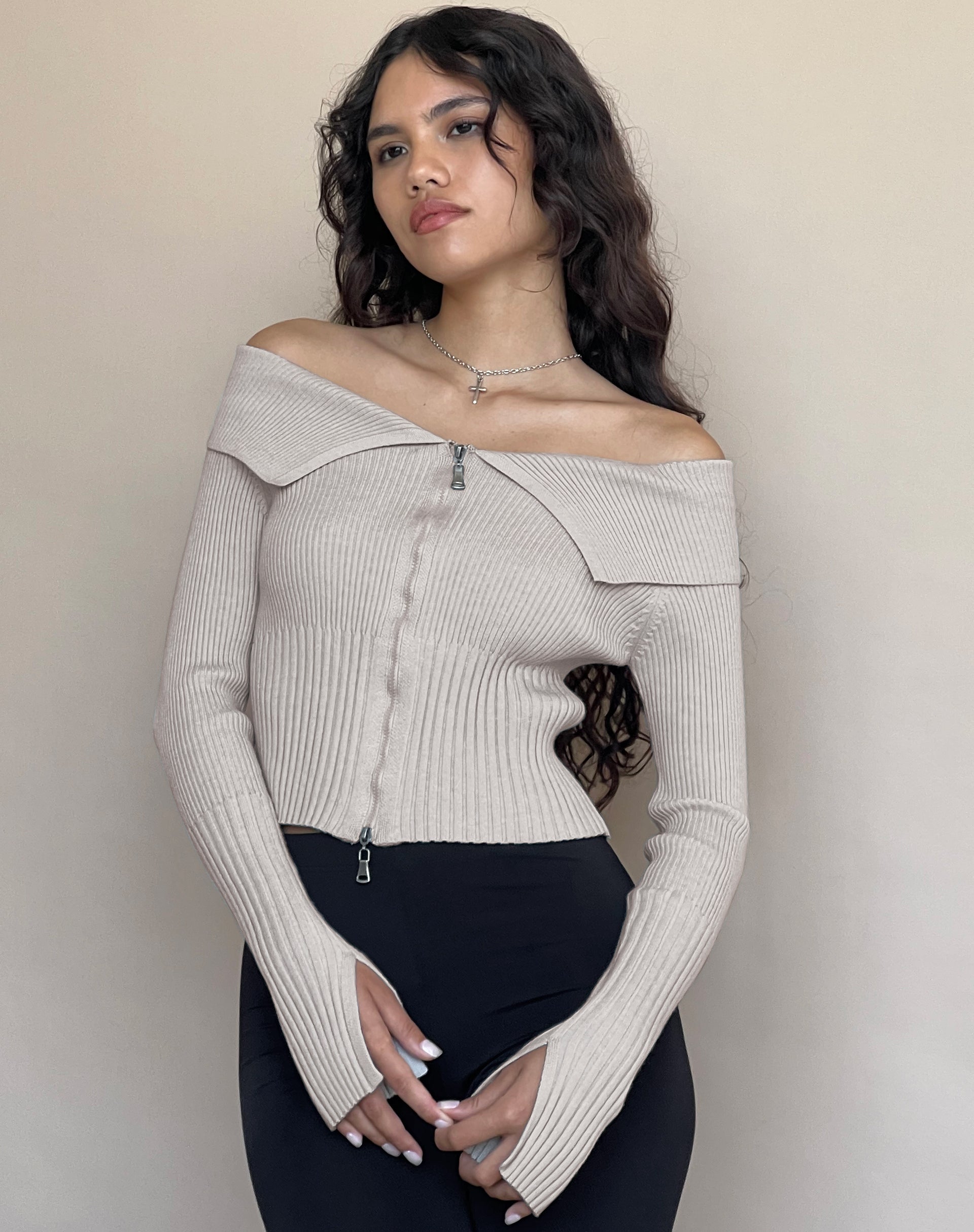 Afbeelding van Radia Lange Mouw Off-Shoulder Zip Thru Trui in Lichtgrijs