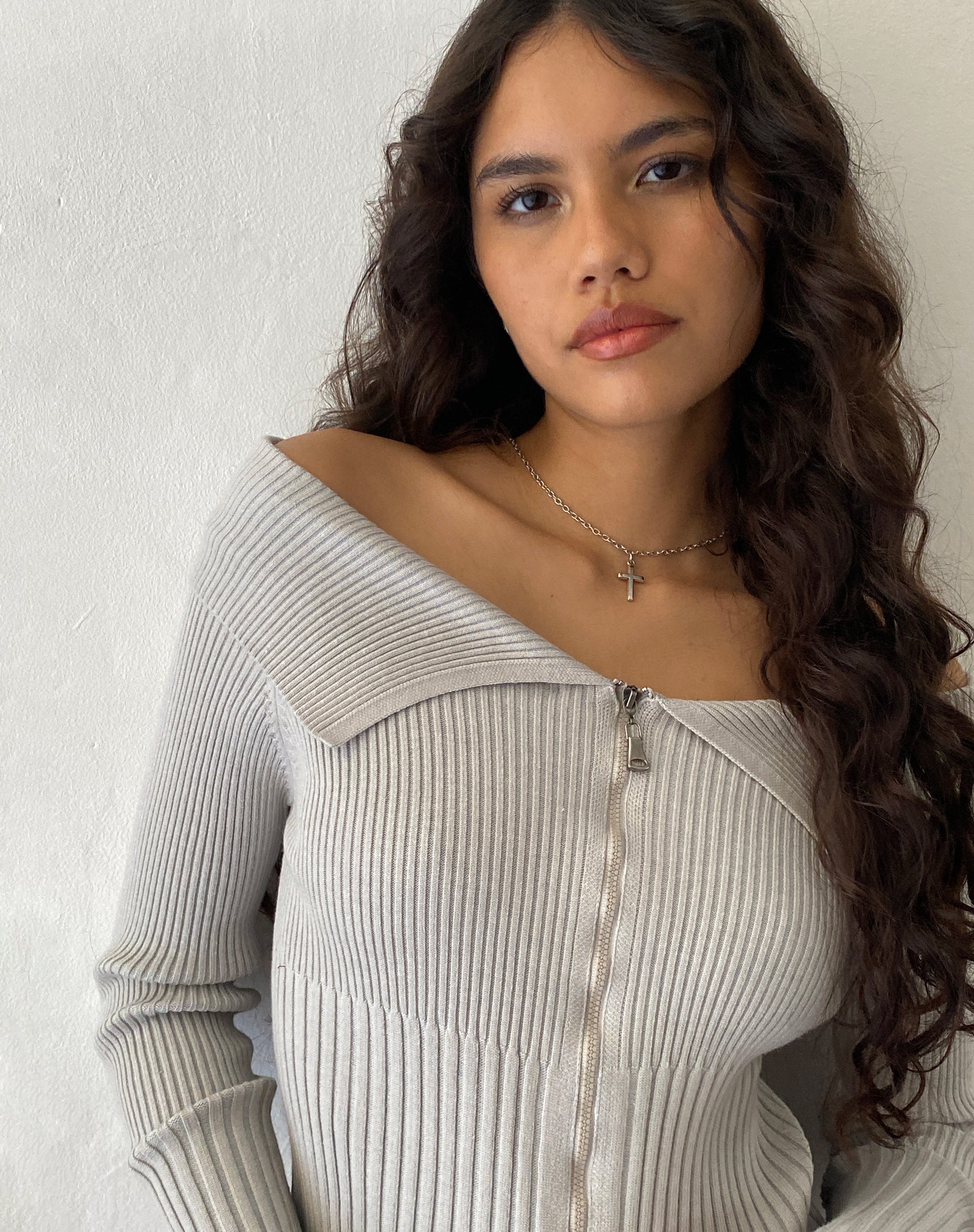 Afbeelding van Radia Lange Mouw Off-Shoulder Zip Thru Trui in Lichtgrijs