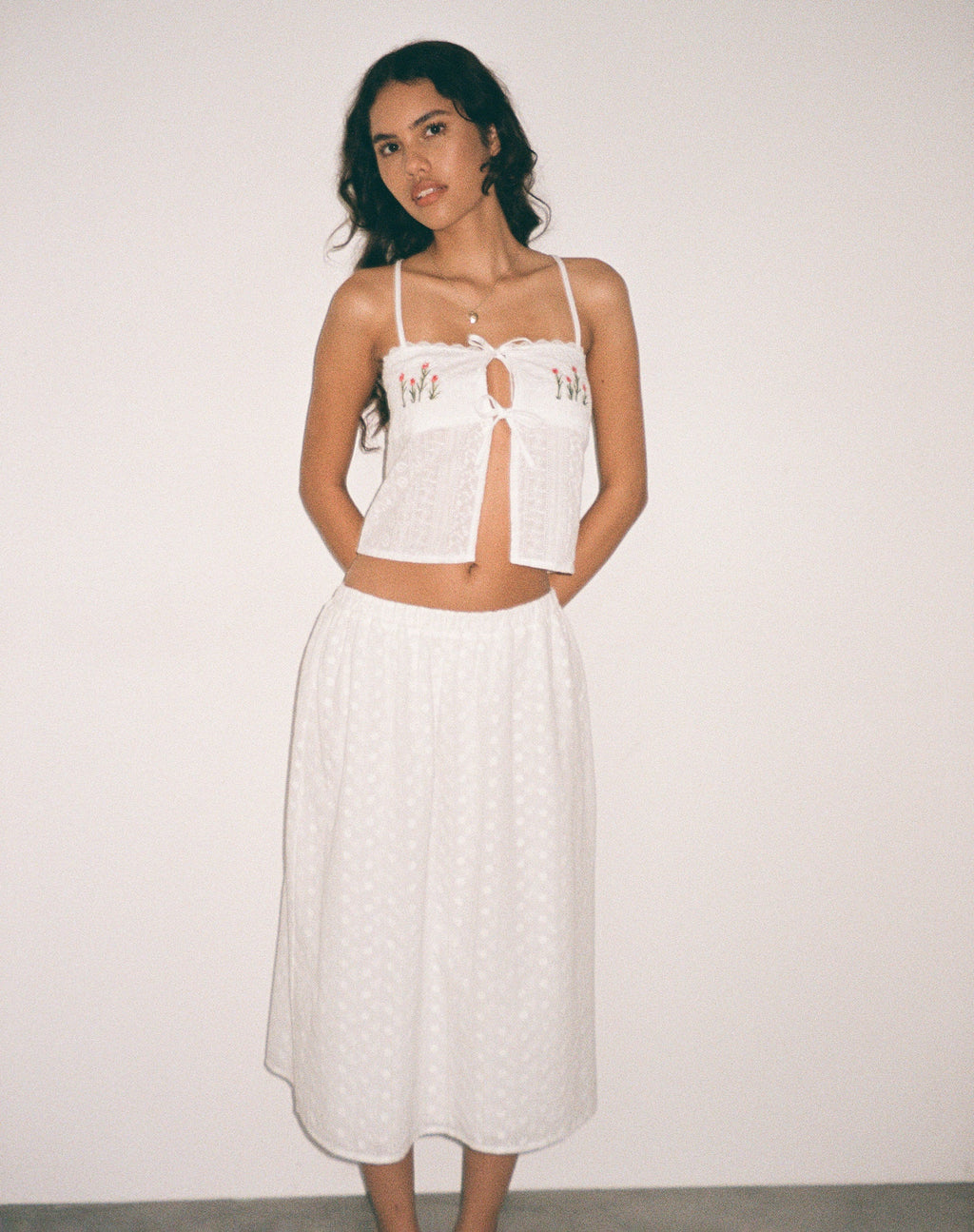 Ramika Geborduurde Cami Top met Bandje Voorkant in Wit Broderie