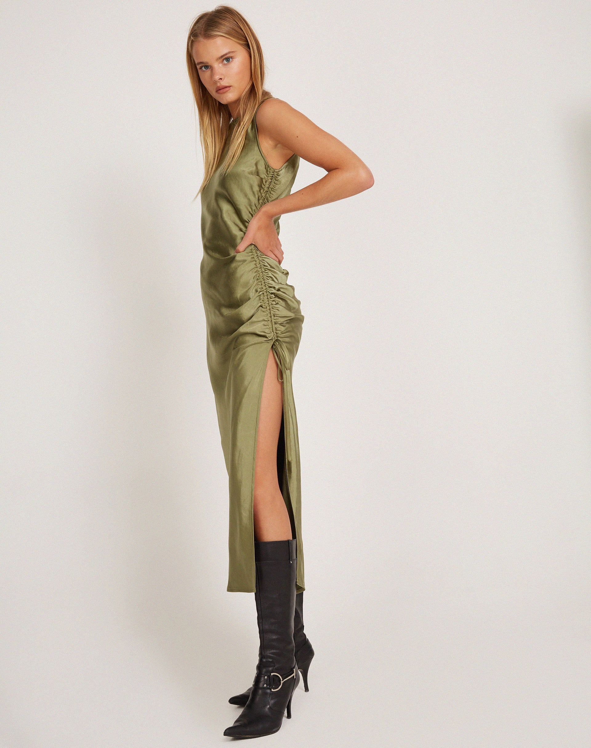 Afbeelding van Raybu Midi Dress met Ruches in Satijn Olijfje