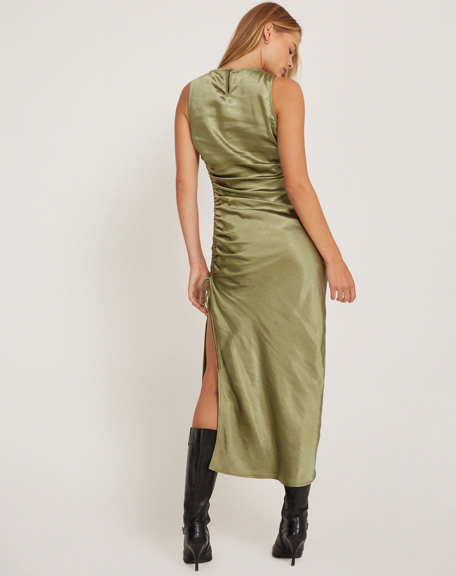 Afbeelding van Raybu Midi Dress met Ruches in Satijn Olijfje