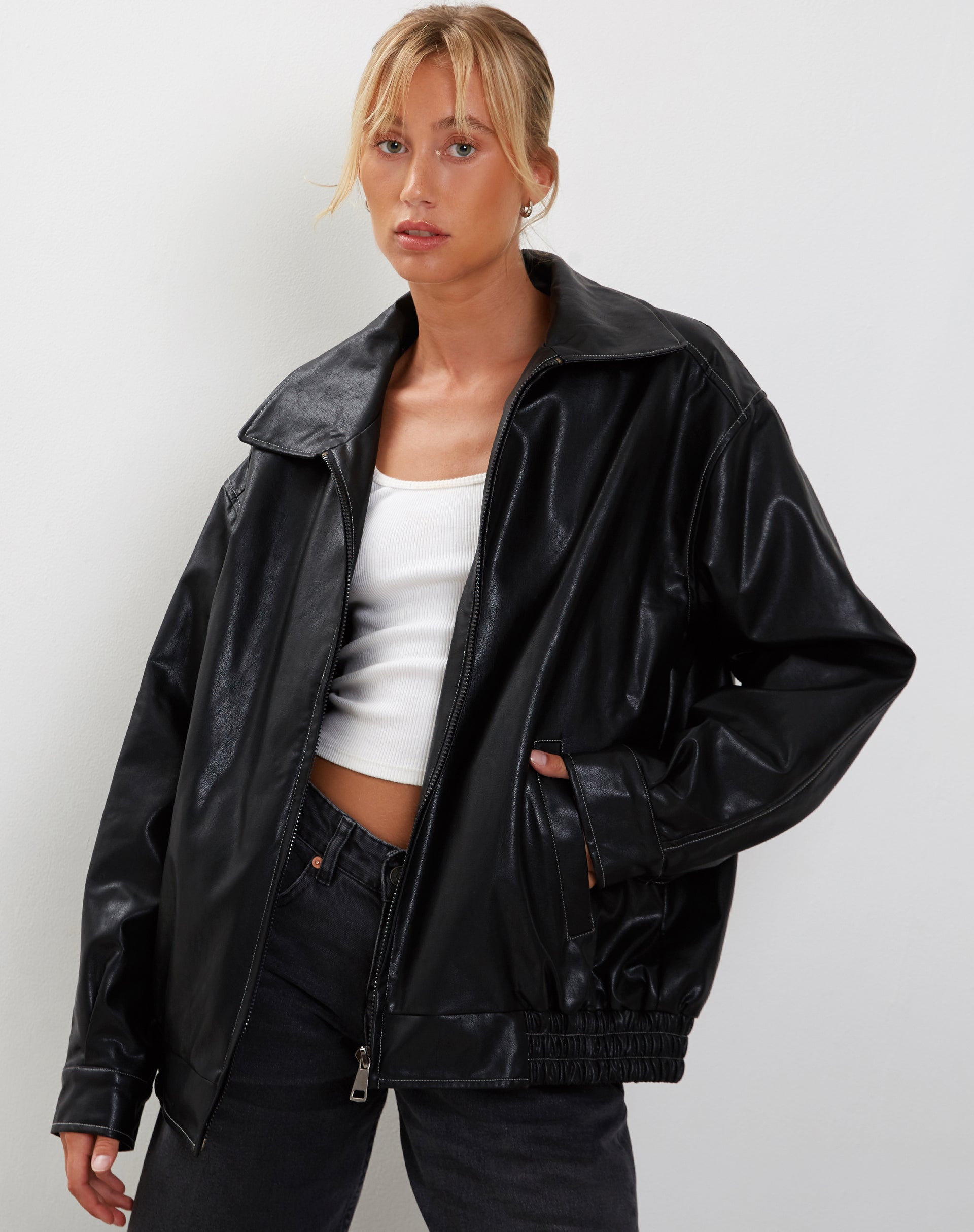 Afbeelding van Cavita Jacket in zwart met grijze doorstiksels