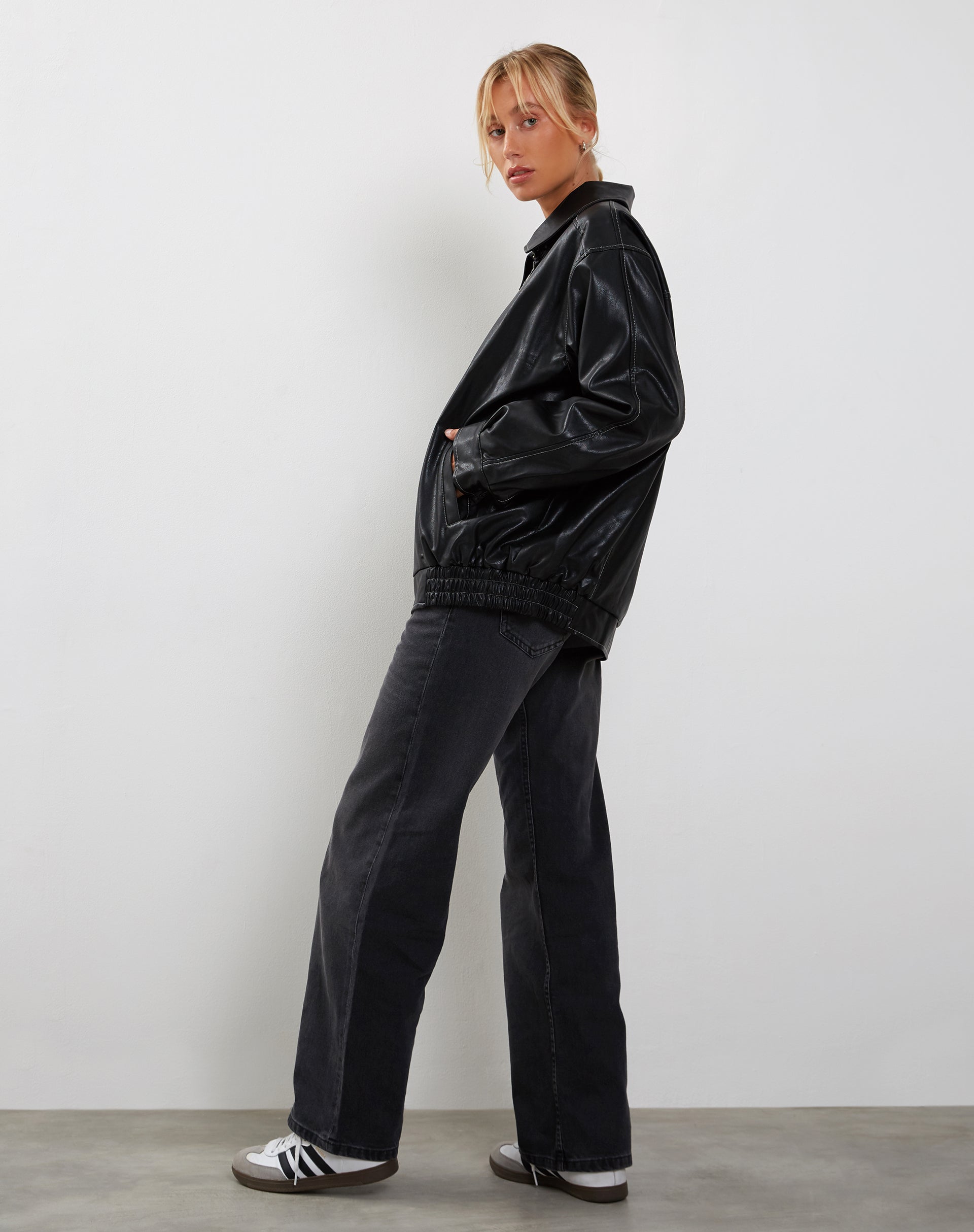 Afbeelding van Cavita Jacket in zwart met grijze doorstiksels