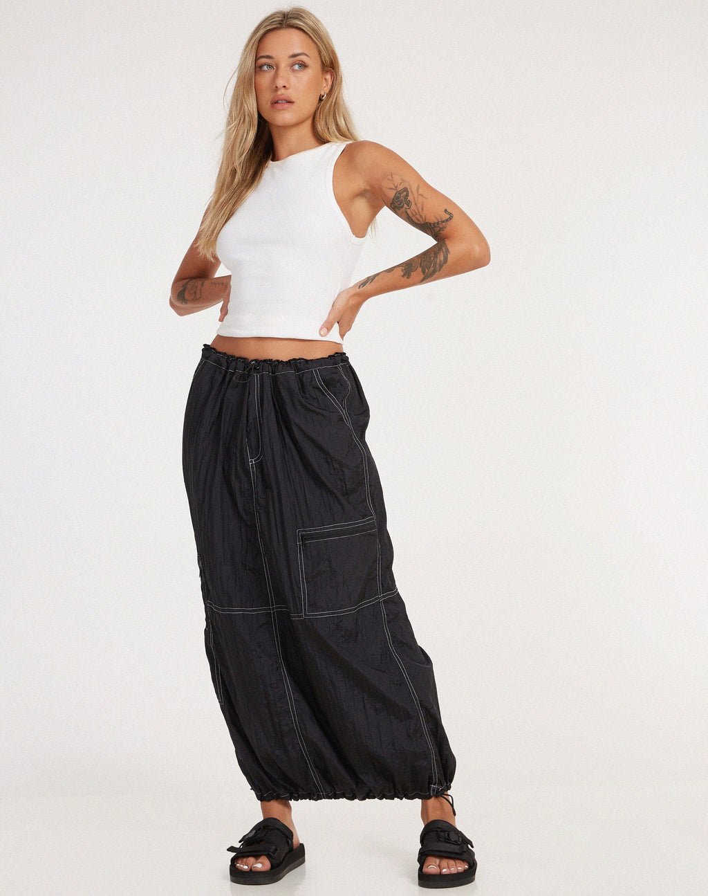 Masao Maxi rok in parachute zwart met witte stiksels