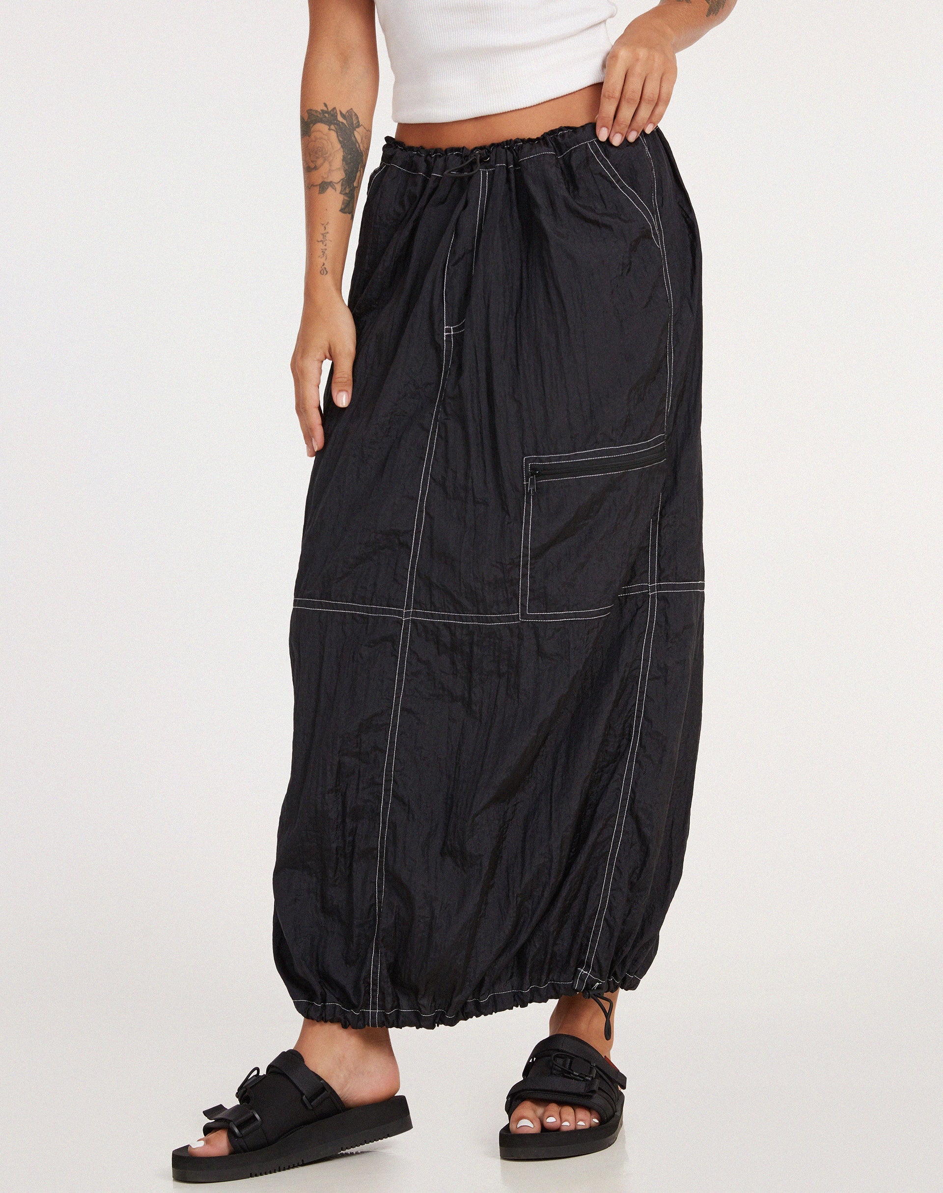 Afbeelding van Masao Maxi Rok in Parachute Zwart met Witte Stiksels