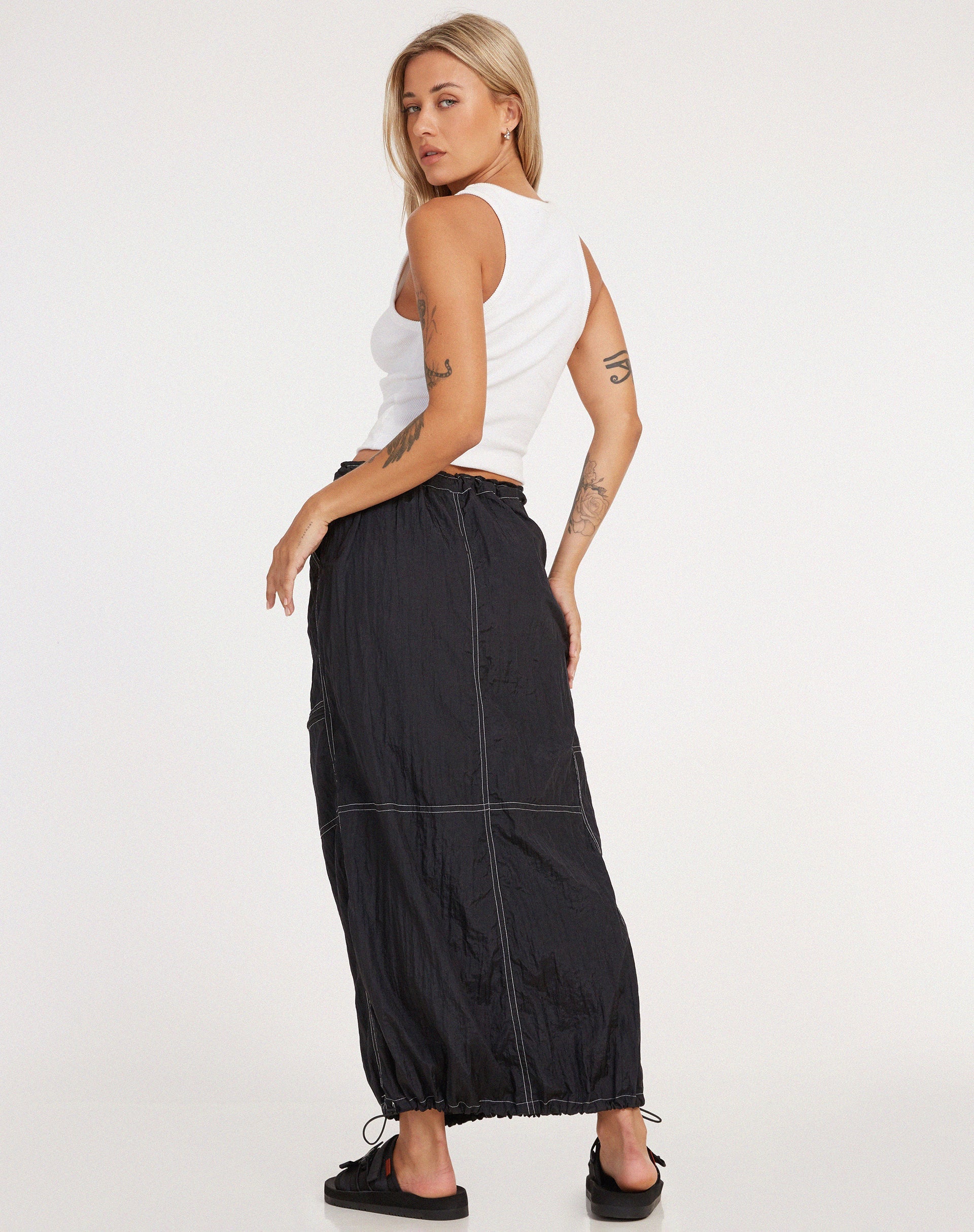 Afbeelding van Masao Maxi Rok in Parachute Zwart met Witte Stiksels