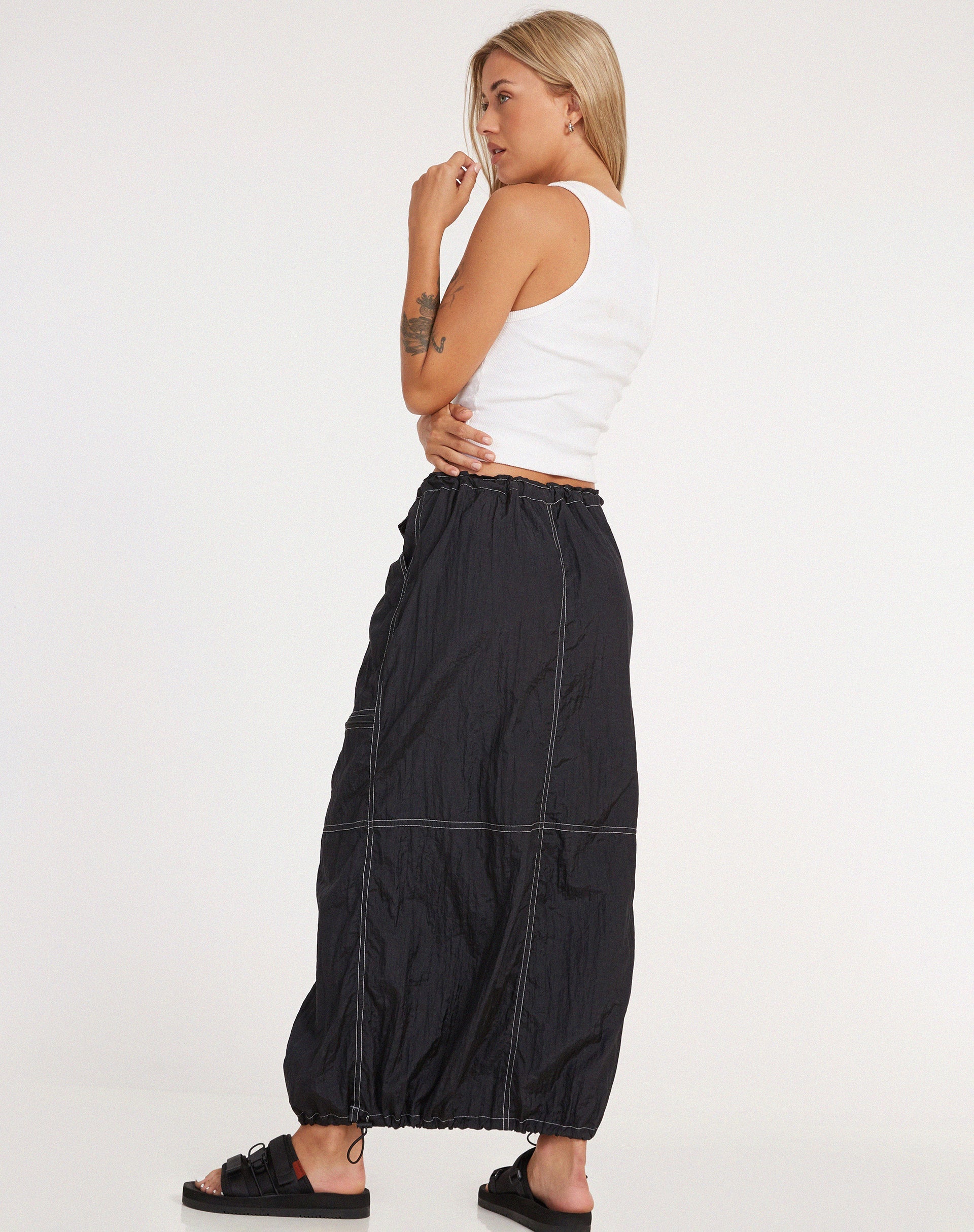 Afbeelding van Masao Maxi Rok in Parachute Zwart met Witte Stiksels