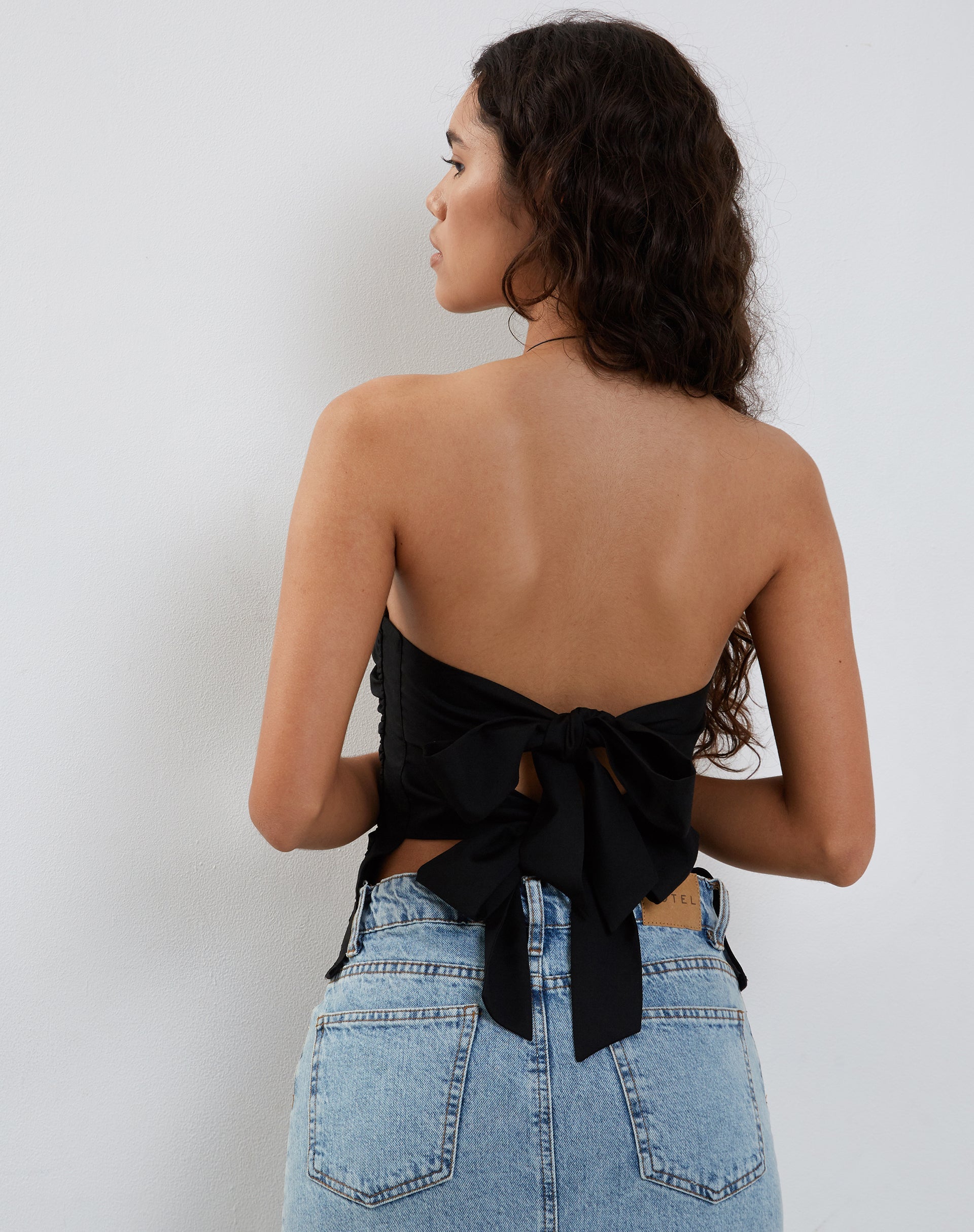 Afbeelding van Tahari Stropdasrug Longline Tube Top in Zwart