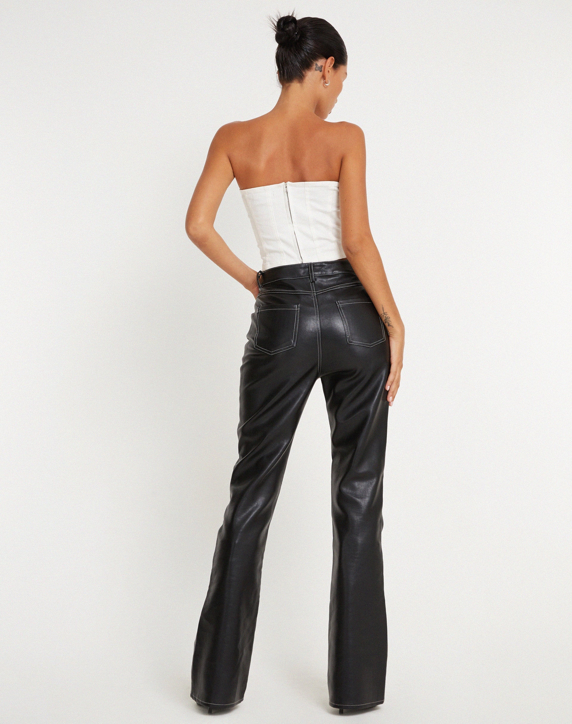 Afbeelding van Zorea broek in PU zwart met wit stiksel
