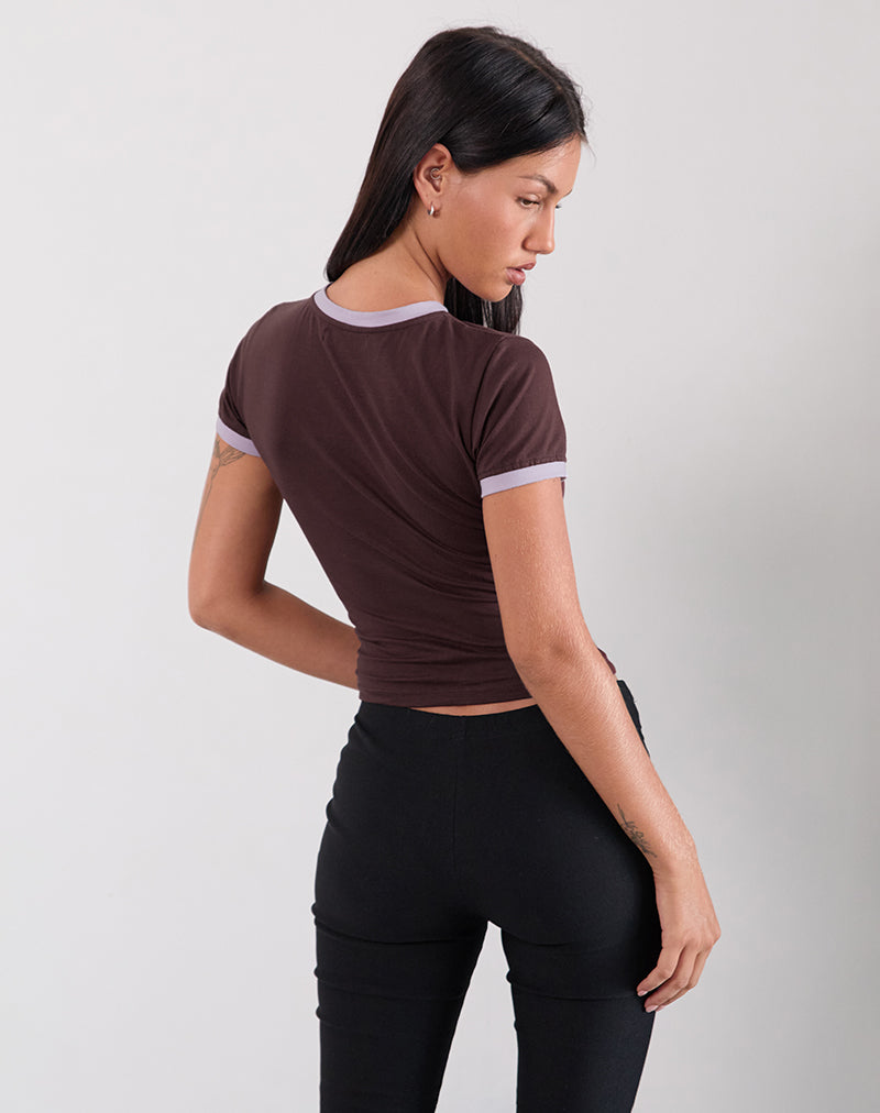Afbeelding van Rinea Tee Top in Bittere Chocolade met Violette Binding en Running Late Slogan