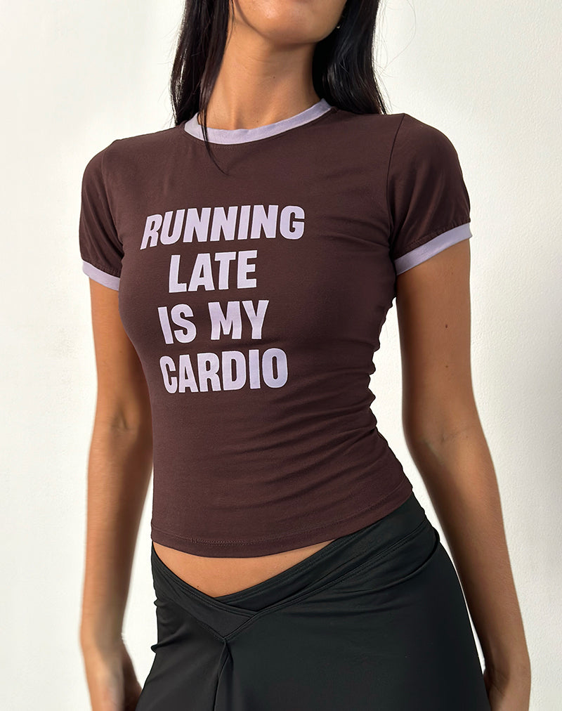 Afbeelding van Rinea Tee Top in Bittere Chocolade met Violette Binding en Running Late Slogan