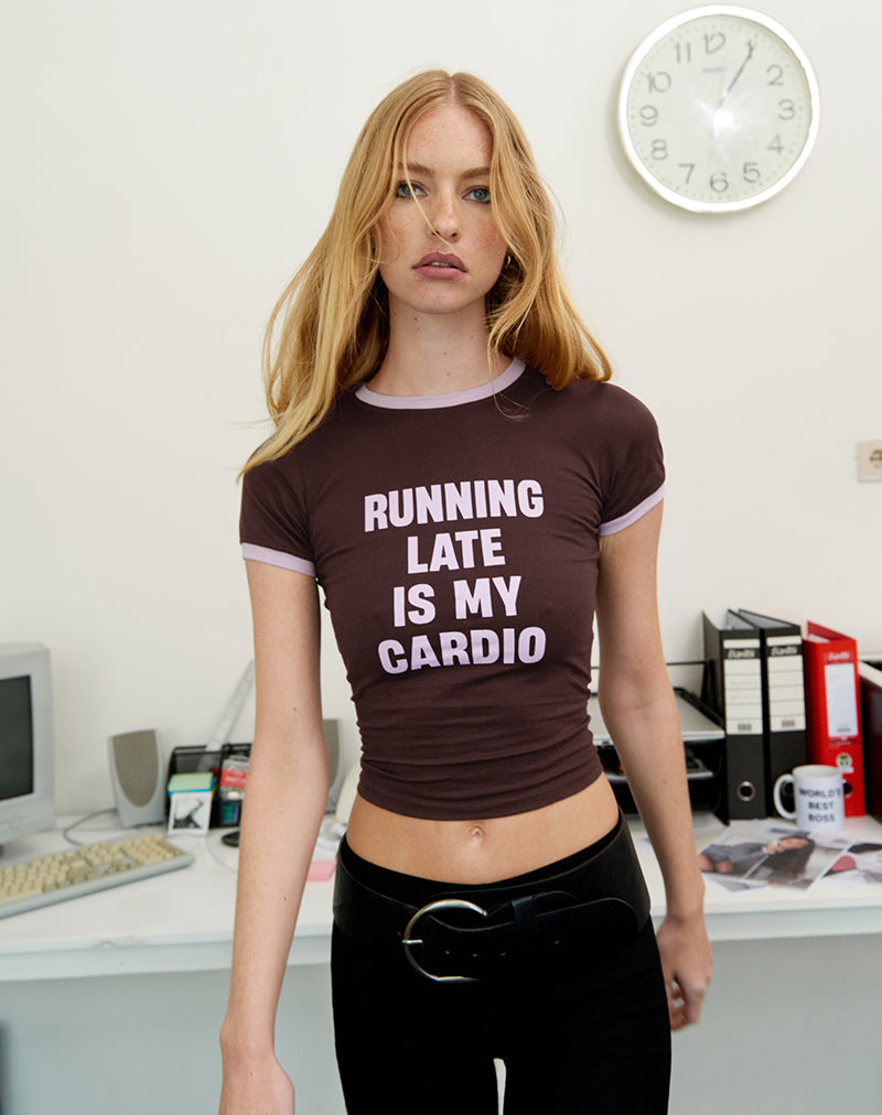Rinea Tee Top in Bitter Chocolate met violette bies en Running Late Slogan