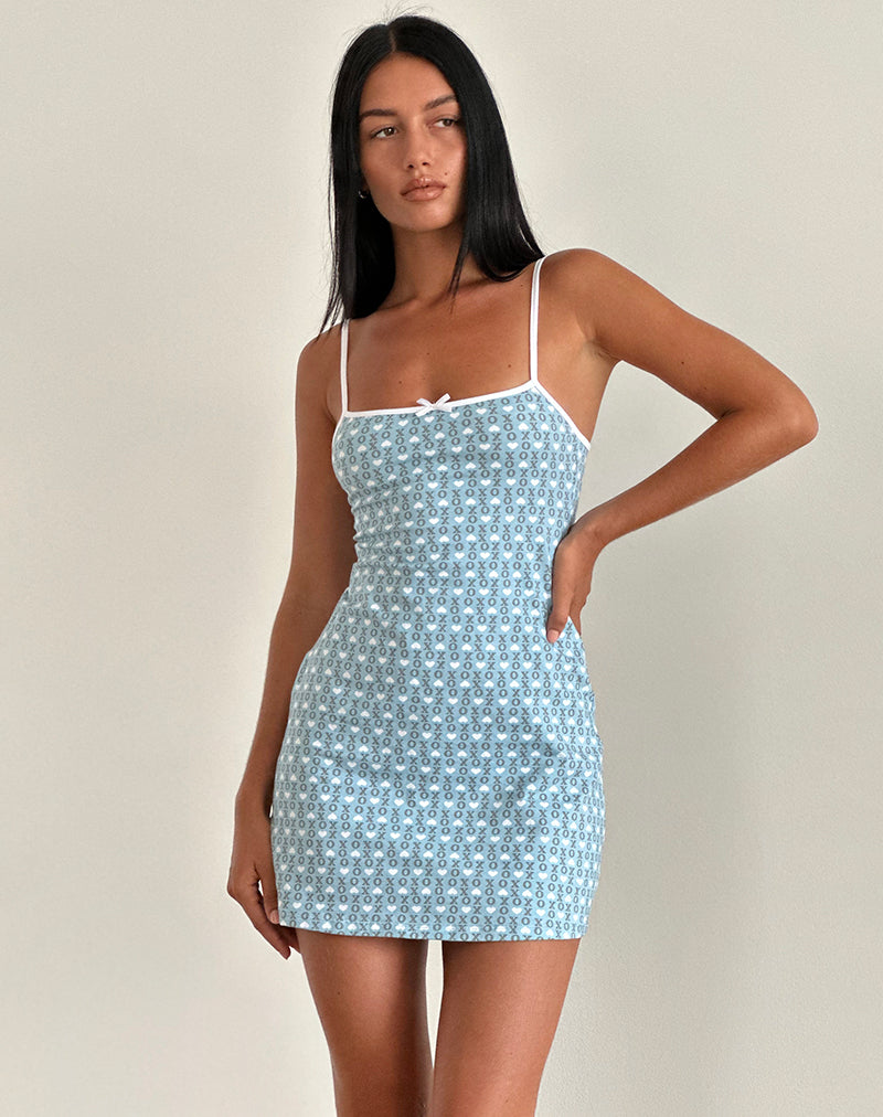Afbeelding van Riniko Mini Jurk in Powder Blue XO Hart Print met Witte Binding