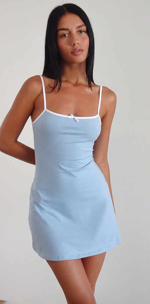 Afbeelding van Riniko Mini Dress in Nantucket Blue met witte bies