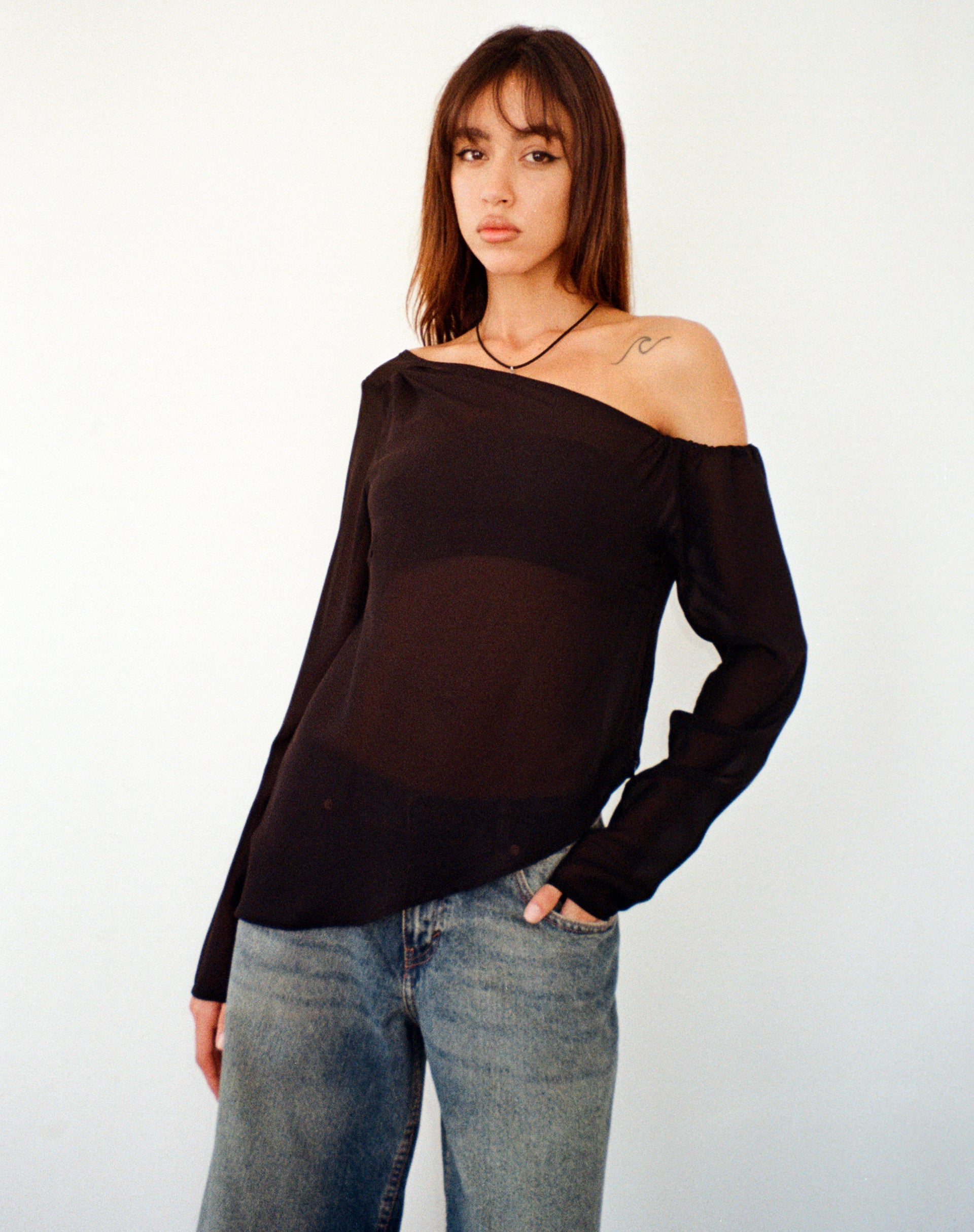 Afbeelding van Riot Asymmetrische Longline Top in Zwart Chiffon