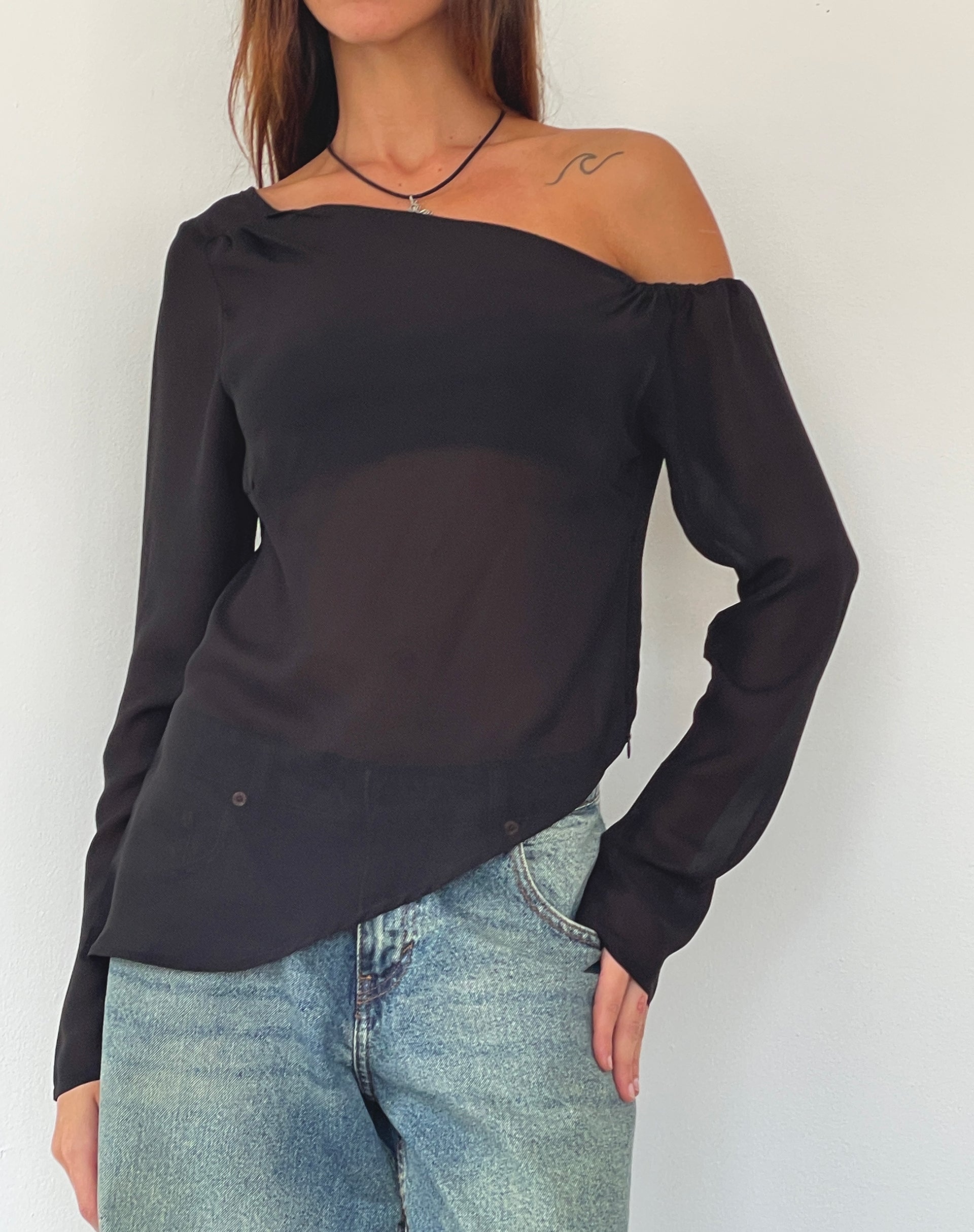 Afbeelding van Riot Asymmetrische Longline Top in Zwart Chiffon