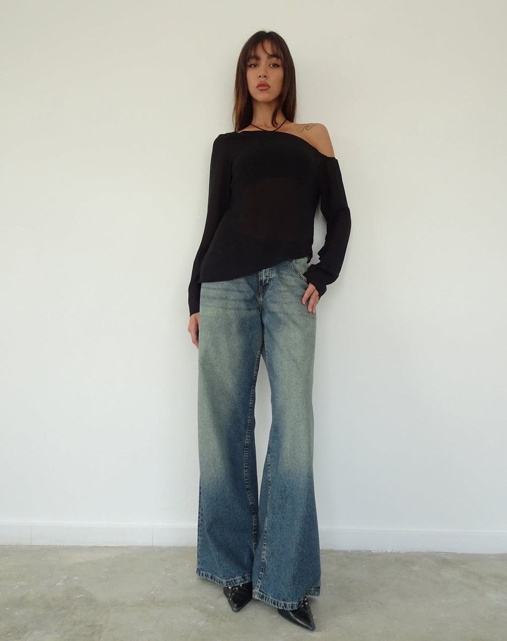 Riot Asymmetrische Longline Top in Zwart Chiffon