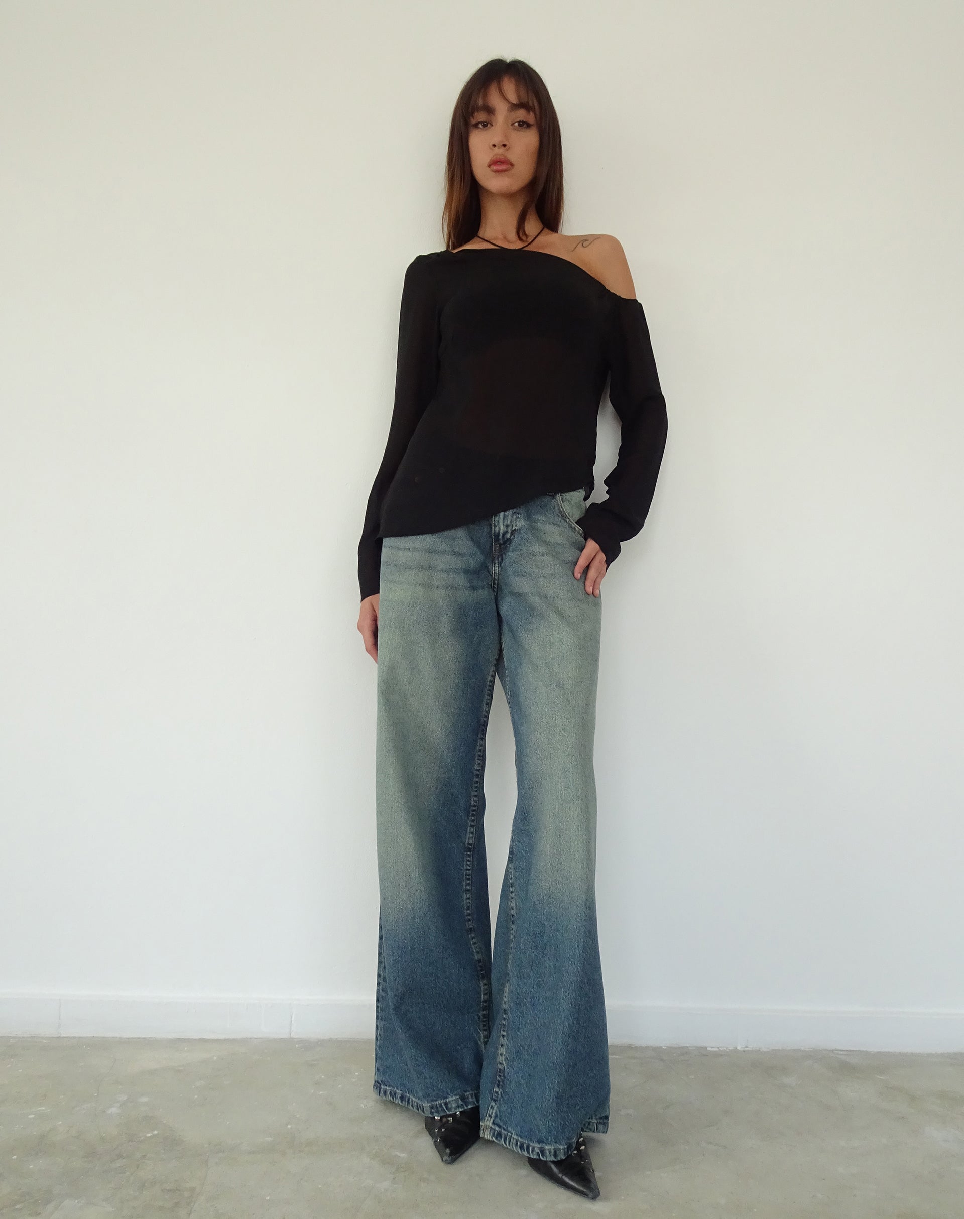 Afbeelding van Riot Asymmetrische Longline Top in Zwart Chiffon