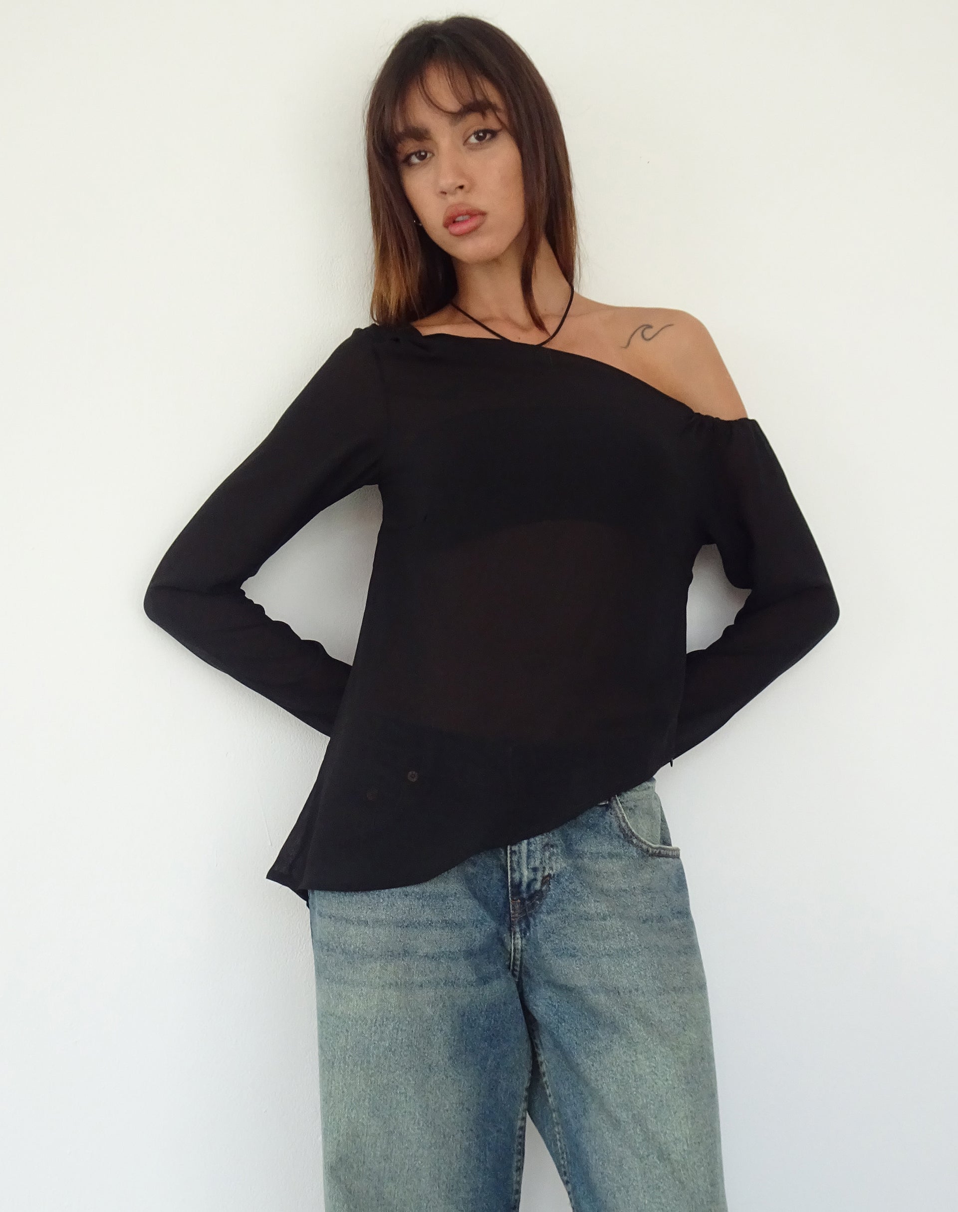 Afbeelding van Riot Asymmetrische Longline Top in Zwart Chiffon