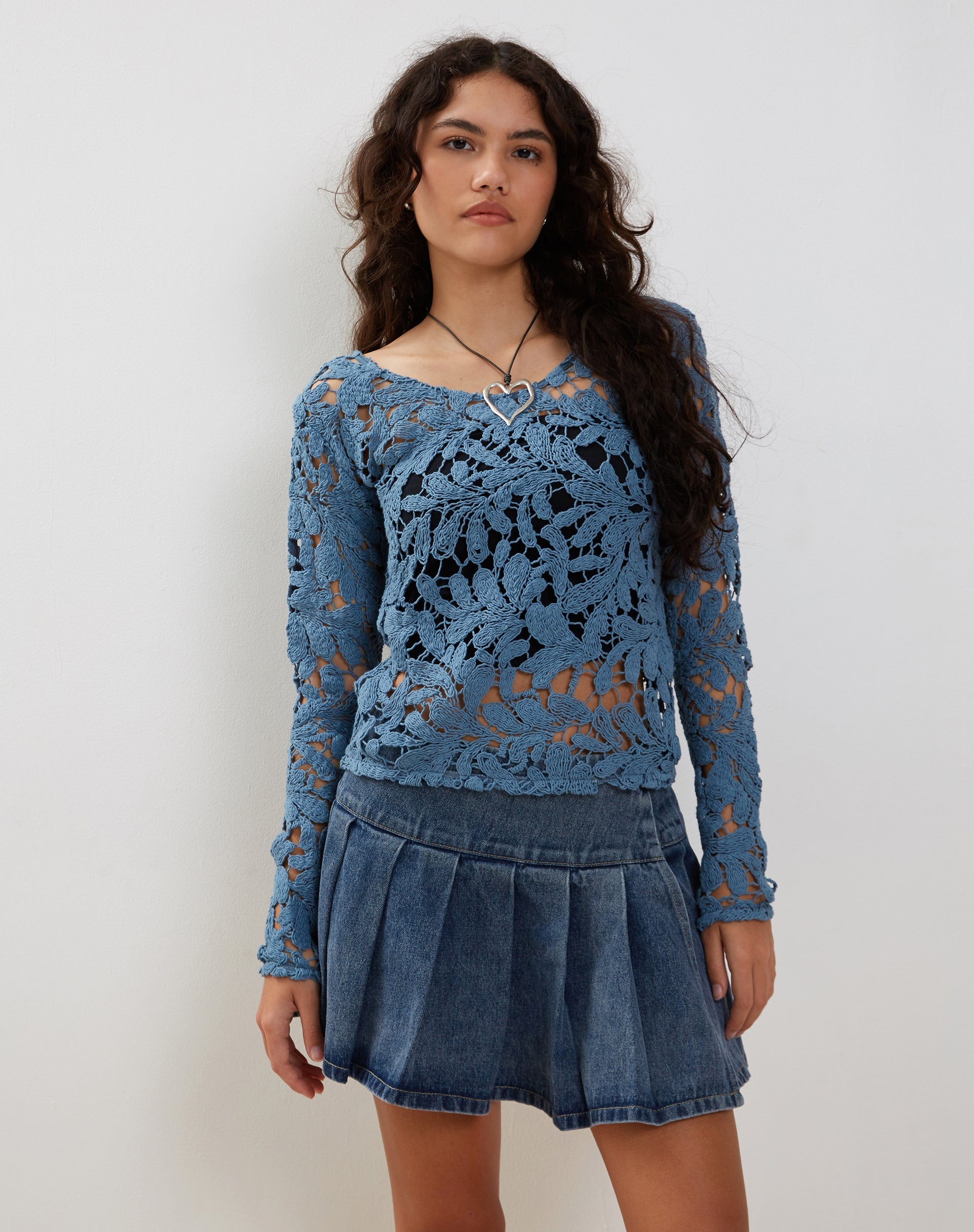 Afbeelding van Ripu Floral Crochet Long Sleeve Top in Midnight Blue