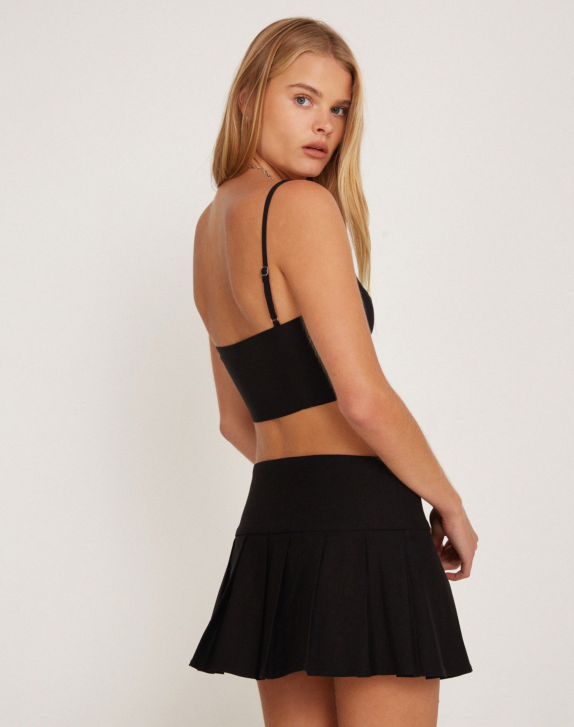 Afbeelding van Rivas Crop Top in Getailleerd zwart met lichtblauwe bies