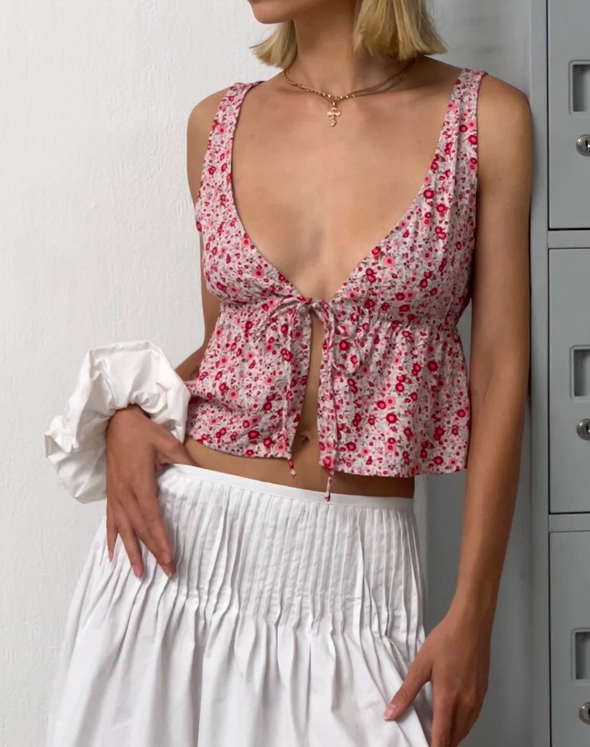Afbeelding van Rolia Top met striksluiting in Ditsy Floral Blush Red