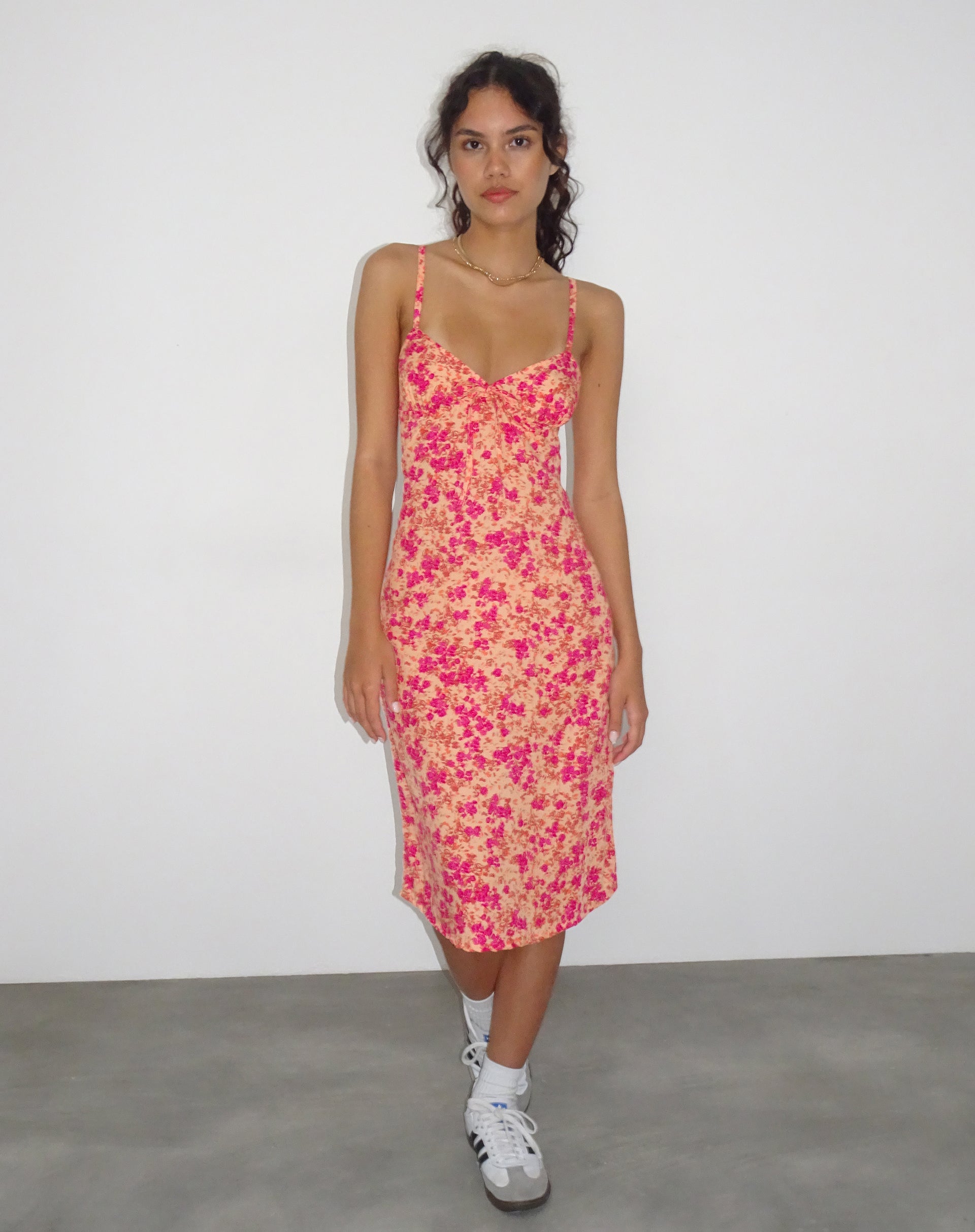 Afbeelding van Ronsha Midi Dress in Dark Wild Flower Cantaloupe