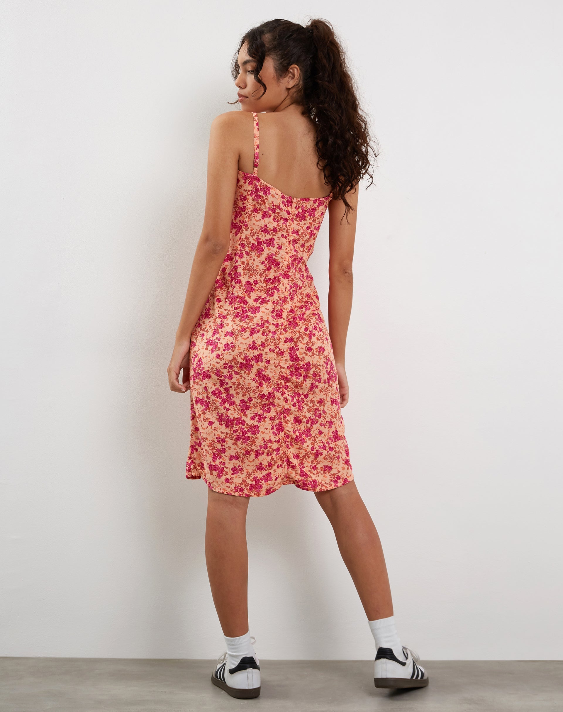 Afbeelding van Ronsha Midi Dress in Dark Wild Flower Cantaloupe