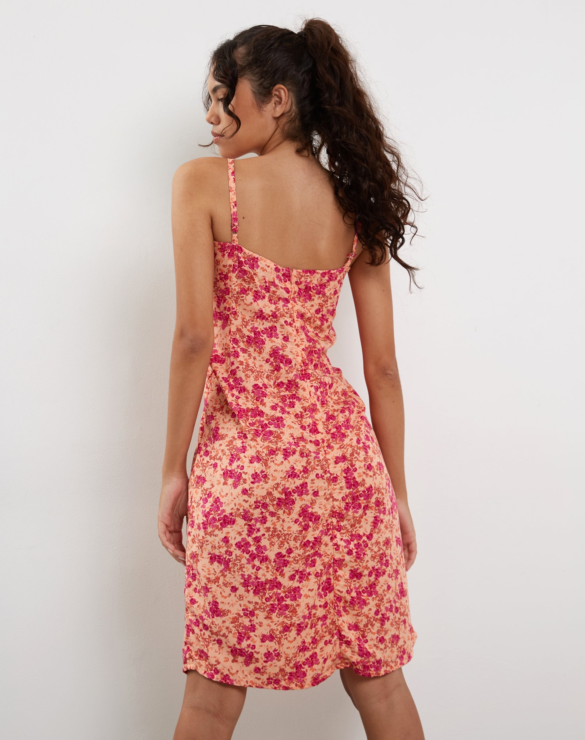 Afbeelding van Ronsha Midi Dress in Dark Wild Flower Cantaloupe