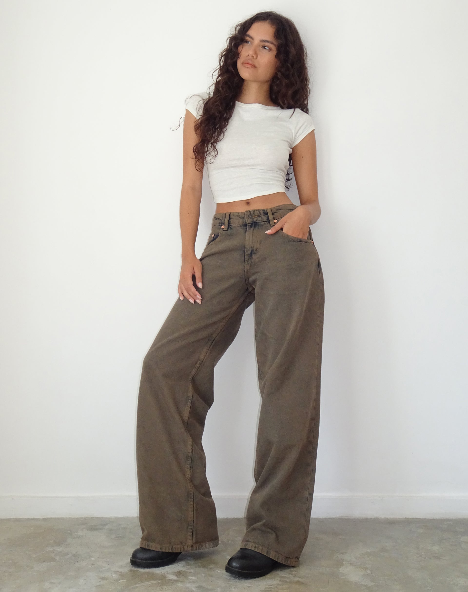 Afbeelding van Roomy Extra Wide Low Rise Jeans in Dark Sand