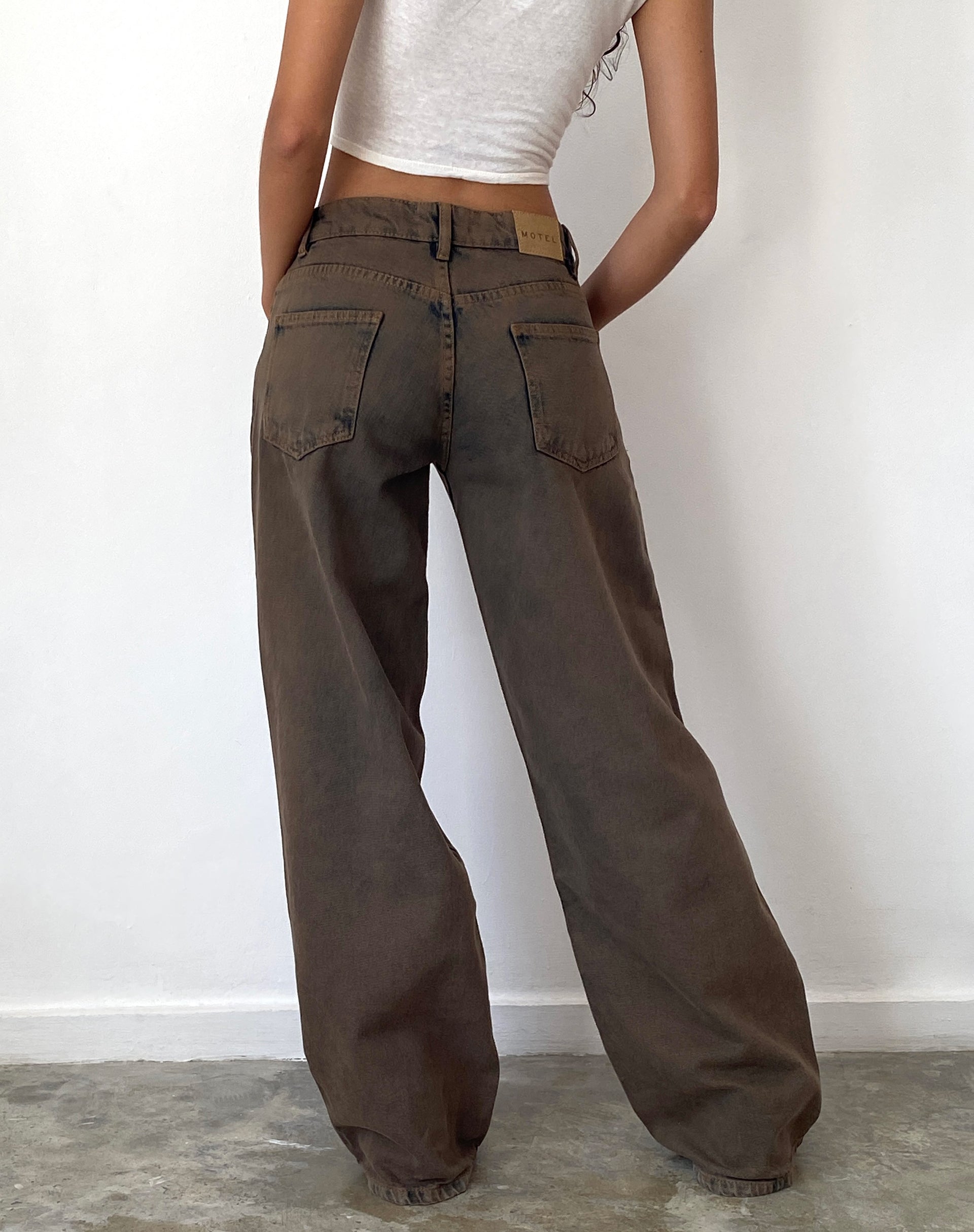 Afbeelding van Roomy Extra Wide Low Rise Jeans in Dark Sand