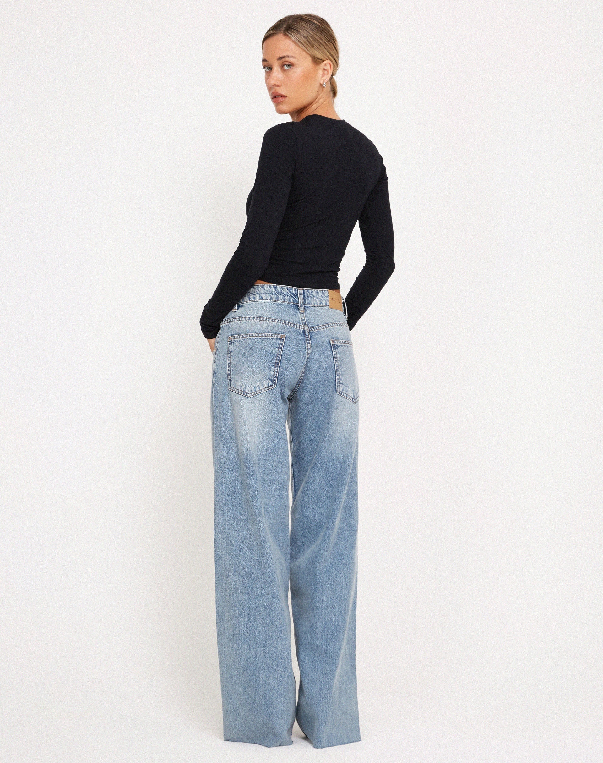 Afbeelding van Roomy Extra Wide Raw Hem Jeans in Vintage Blue Wash