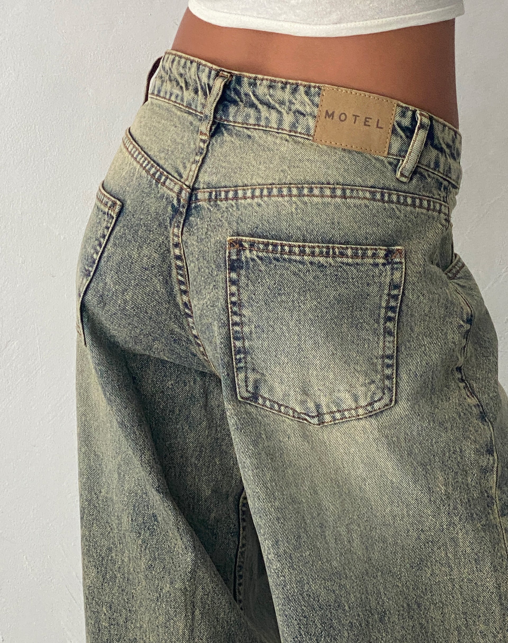 Afbeelding van Roomy Extra Wide Low Rise Jeans in Sand Wash Blue