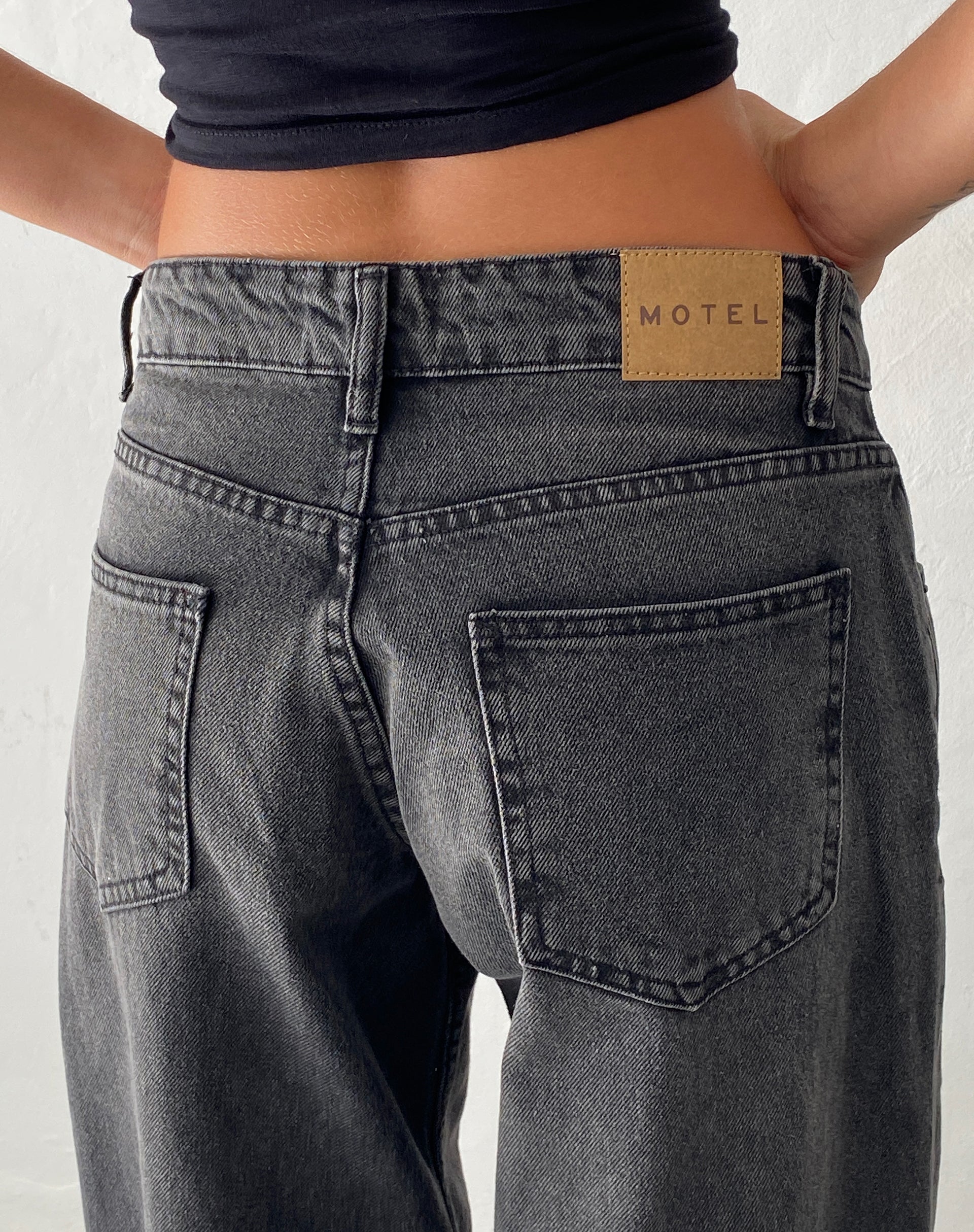 Afbeelding van Roomy Extra Wide Low Rise Jeans in Washed Black Grey