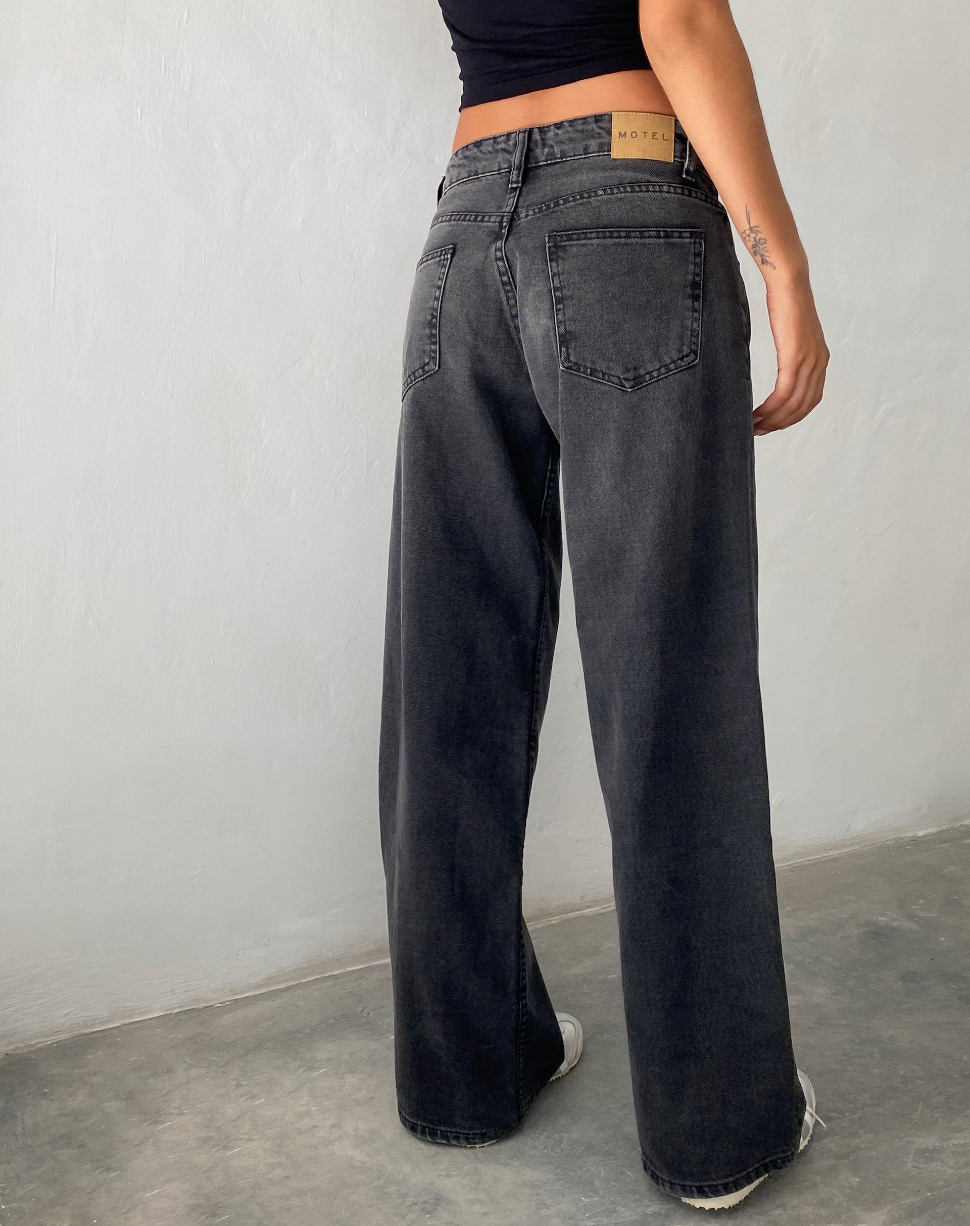Afbeelding van Roomy Extra Wide Low Rise Jeans in Washed Black Grey