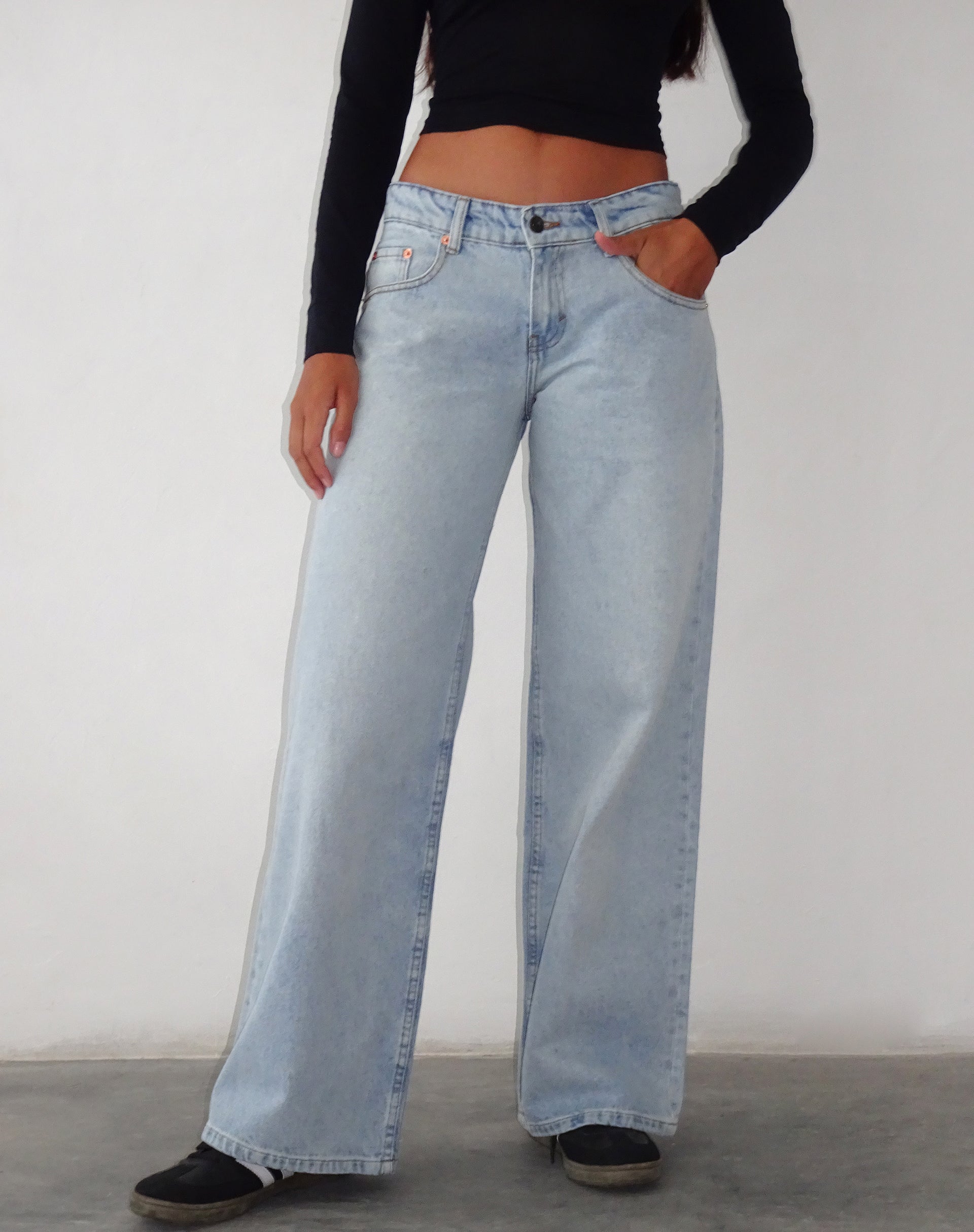 Afbeelding van Roomy Extra Wide Low Rise Jeans in Extreme Light Blue Wash
