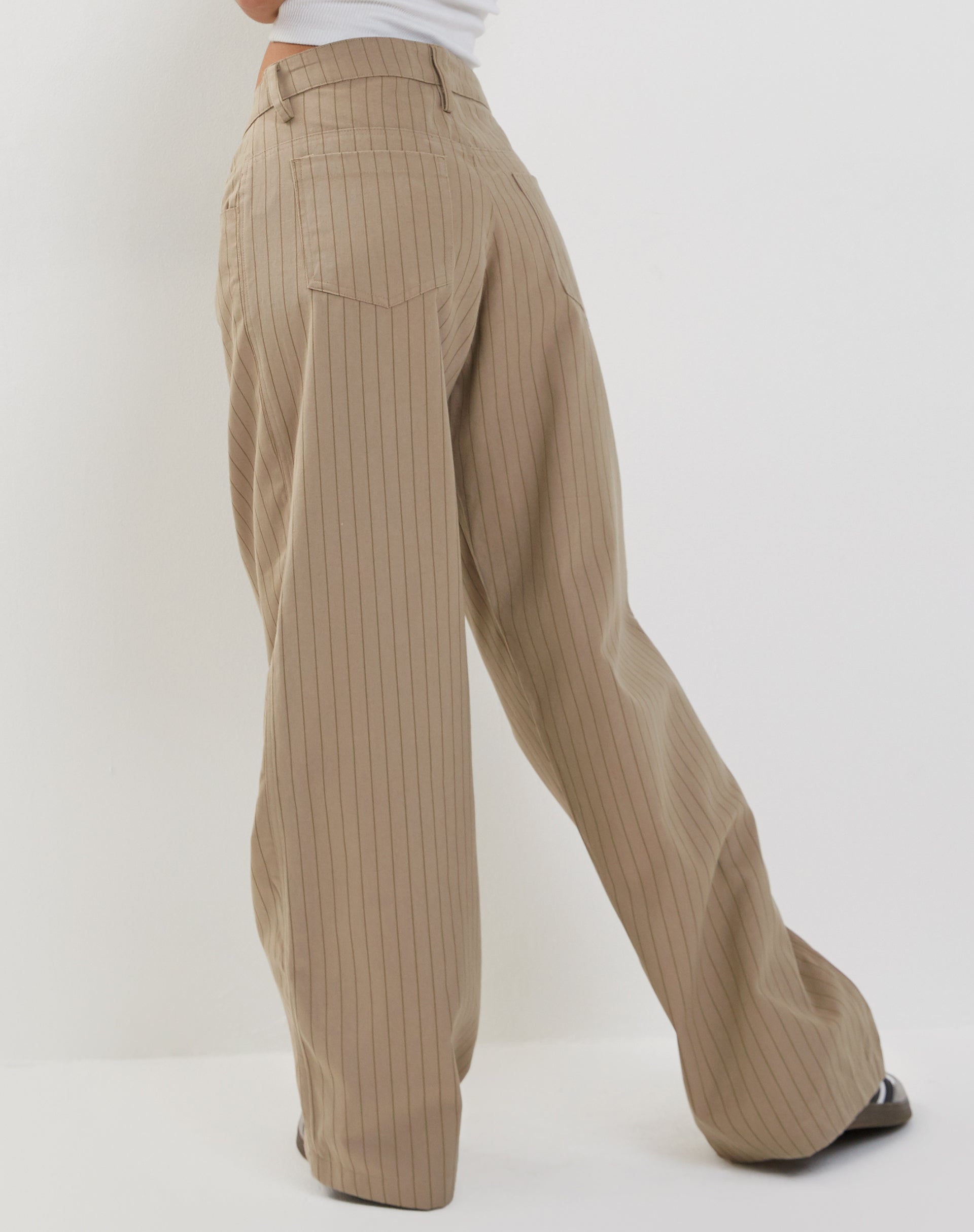 Afbeelding van Roomy Low Rise Extra Wide Broek in Pinstripe Stone