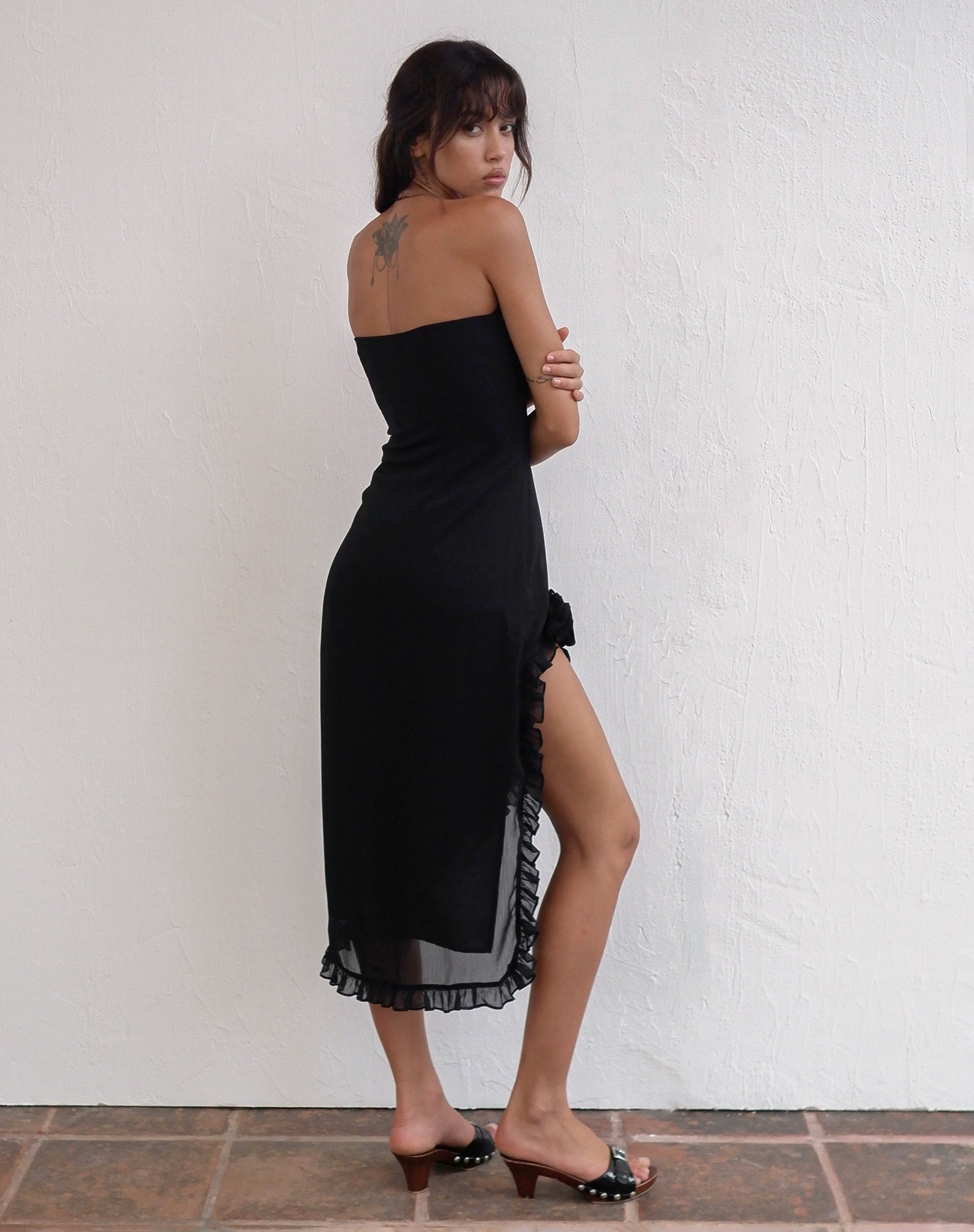 Afbeelding van Rosaya Ruffle Rosette Bandeau Midi Dress in Zwart Chiffon