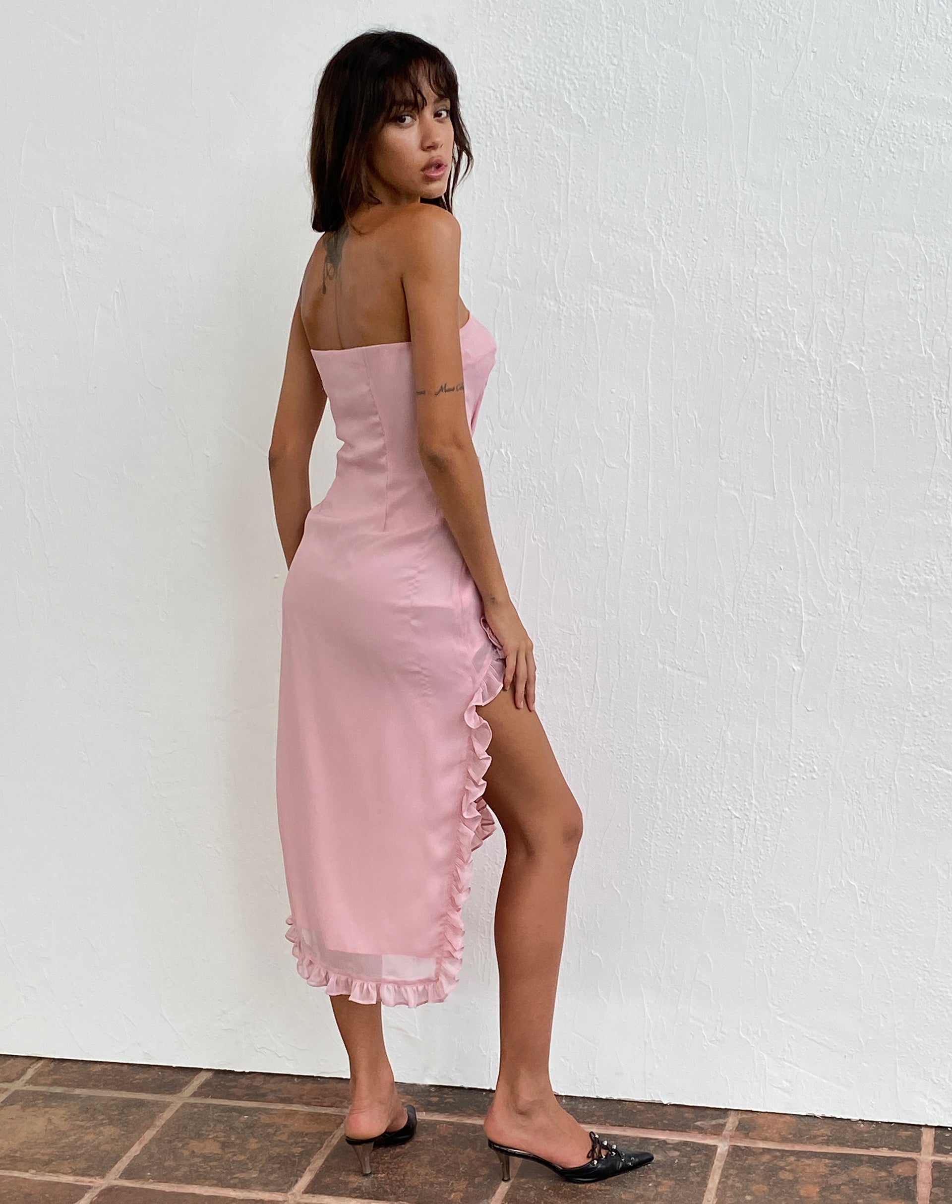 Afbeelding van Rosaya Ruffle Rosette Bandeau Midi Dress in Roze Chiffon