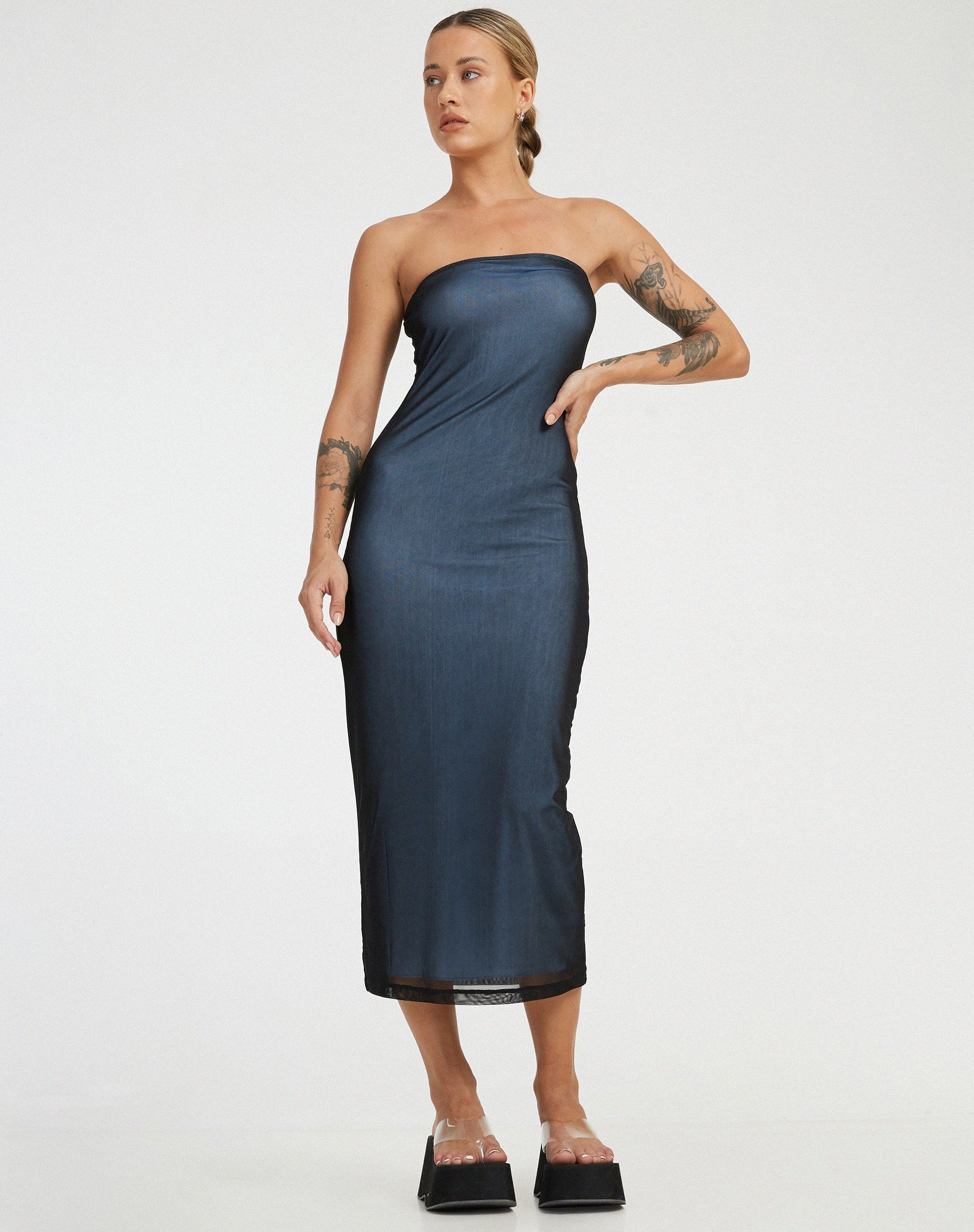 Afbeelding van Rosbandi Midi jurk in zwart met babyblauwe voering