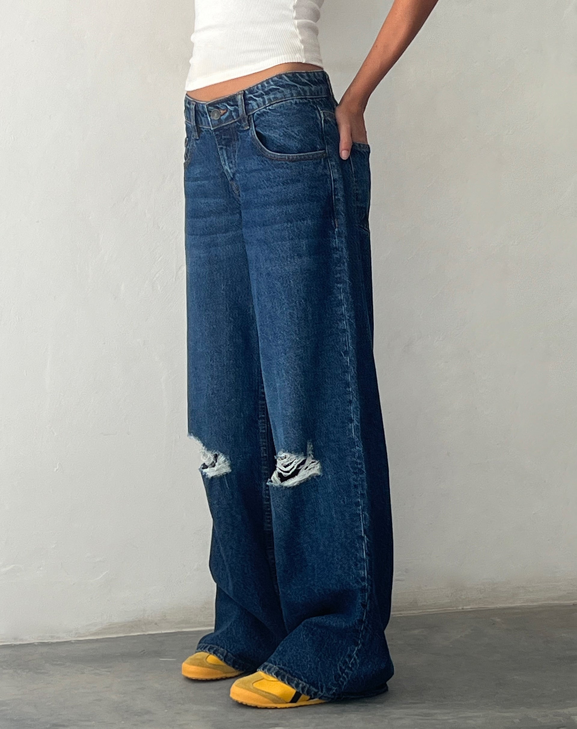 Afbeelding van Ripped Roomy Extra Wide Low Rise Jean in Mid Blue Used