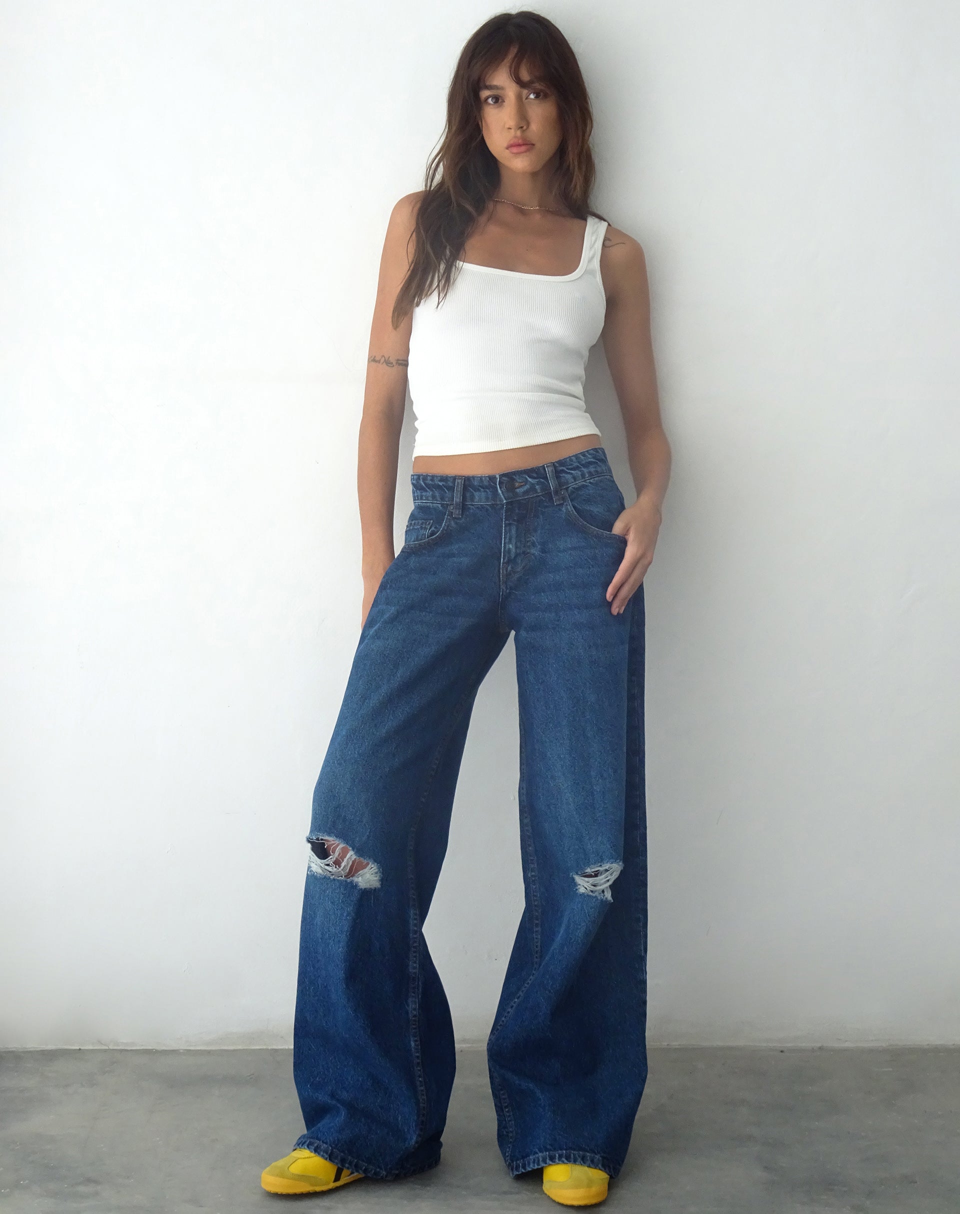 Afbeelding van Ripped Roomy Extra Wide Low Rise Jean in Mid Blue Used