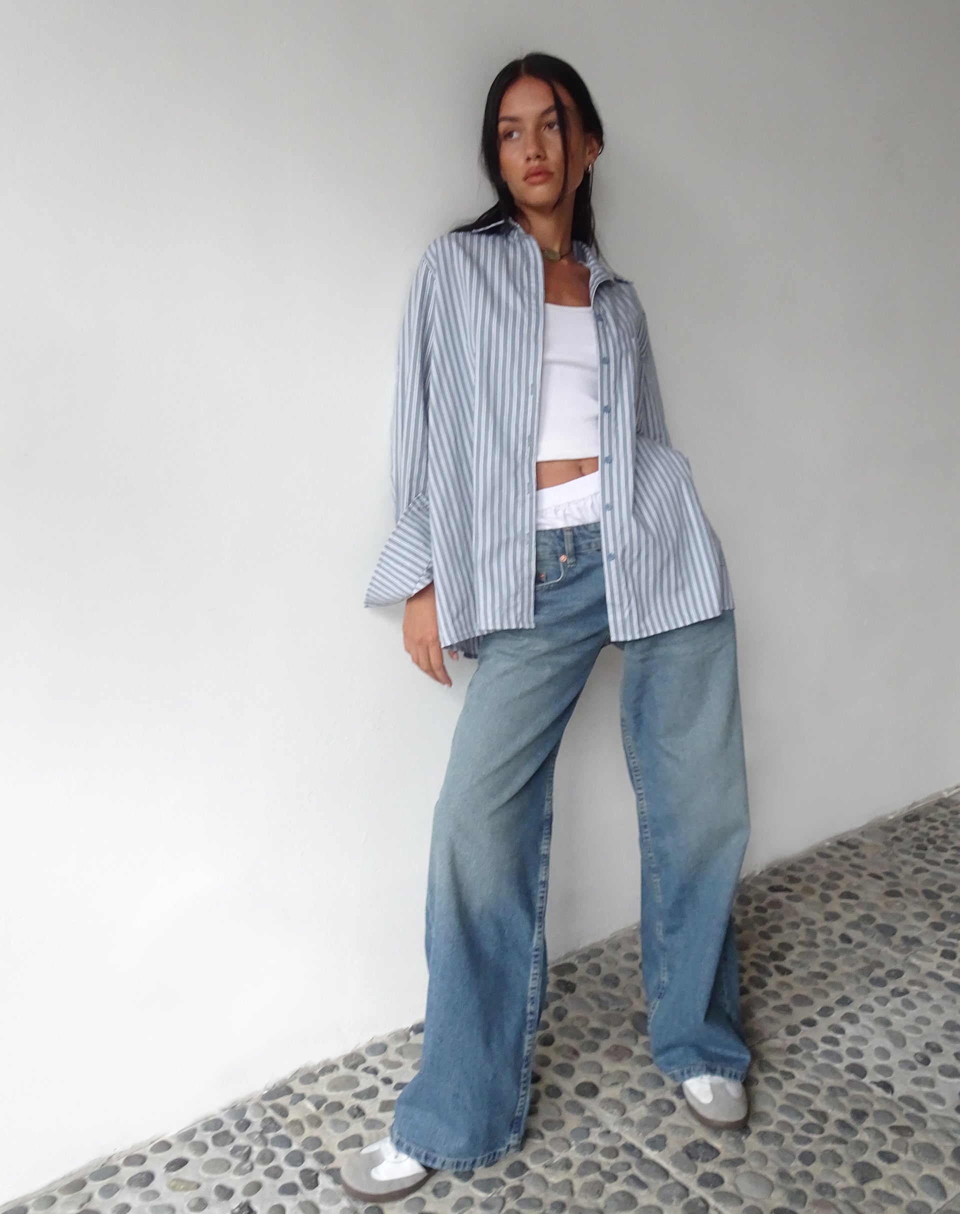 Afbeelding van MOTEL X JACQUIE Turner Shirt in Grijs en Wit Streep met M-Borduursel