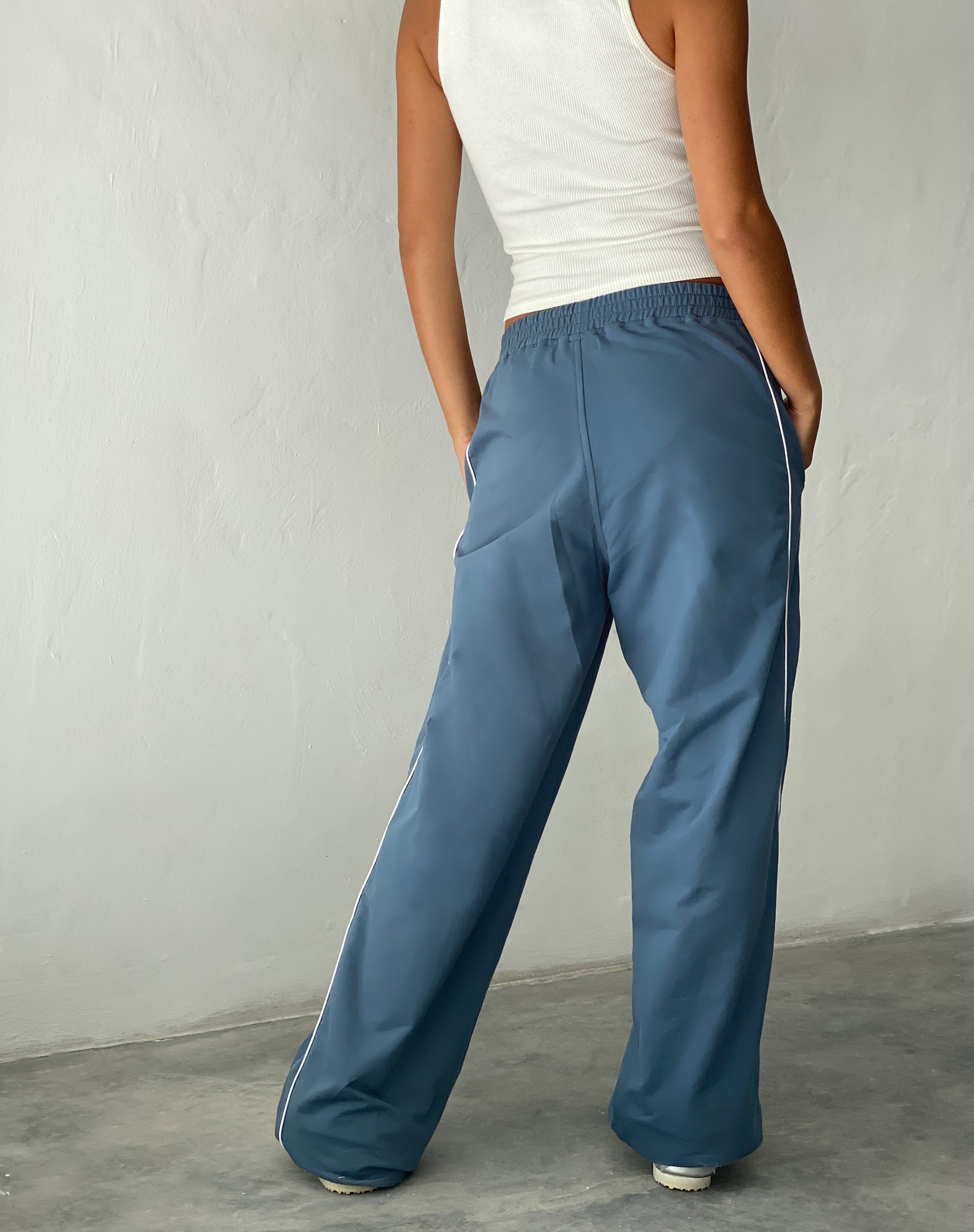 Afbeelding van Benton Wijde Been Jogger in Blauw met 'M' Borduring