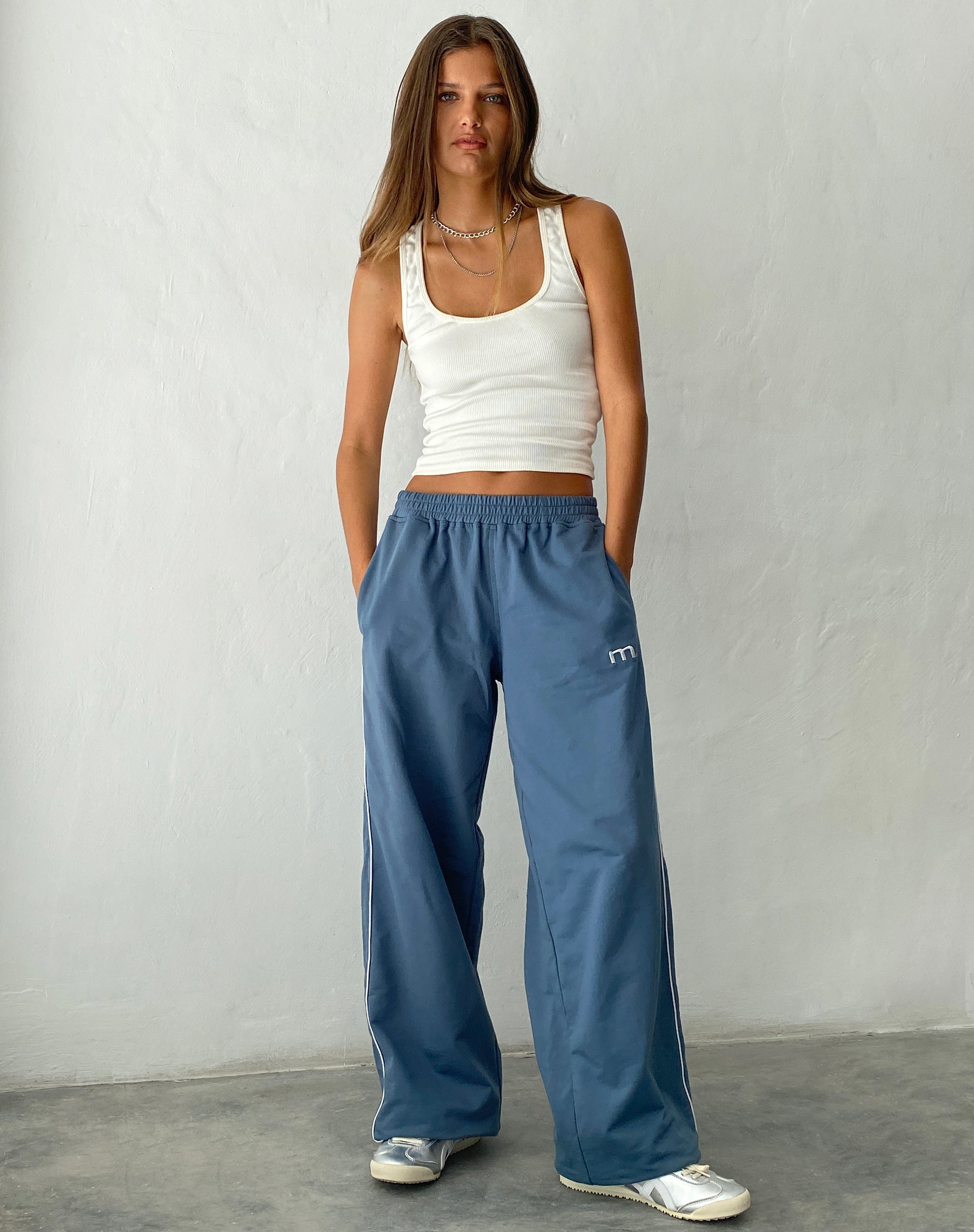 Afbeelding van Benton Wijde Been Jogger in Blauw met 'M' Borduring