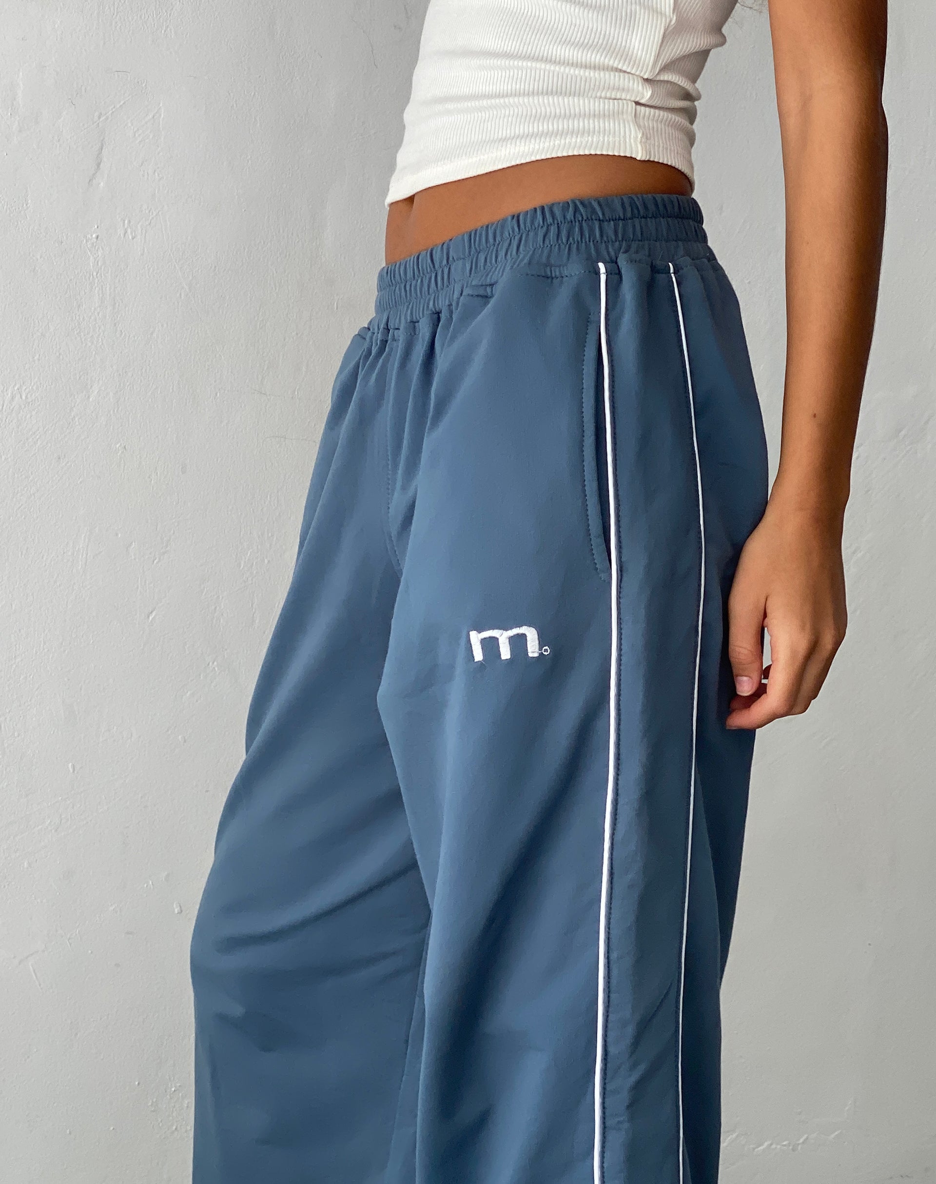 Afbeelding van Benton Wijde Been Jogger in Blauw met 'M' Borduring