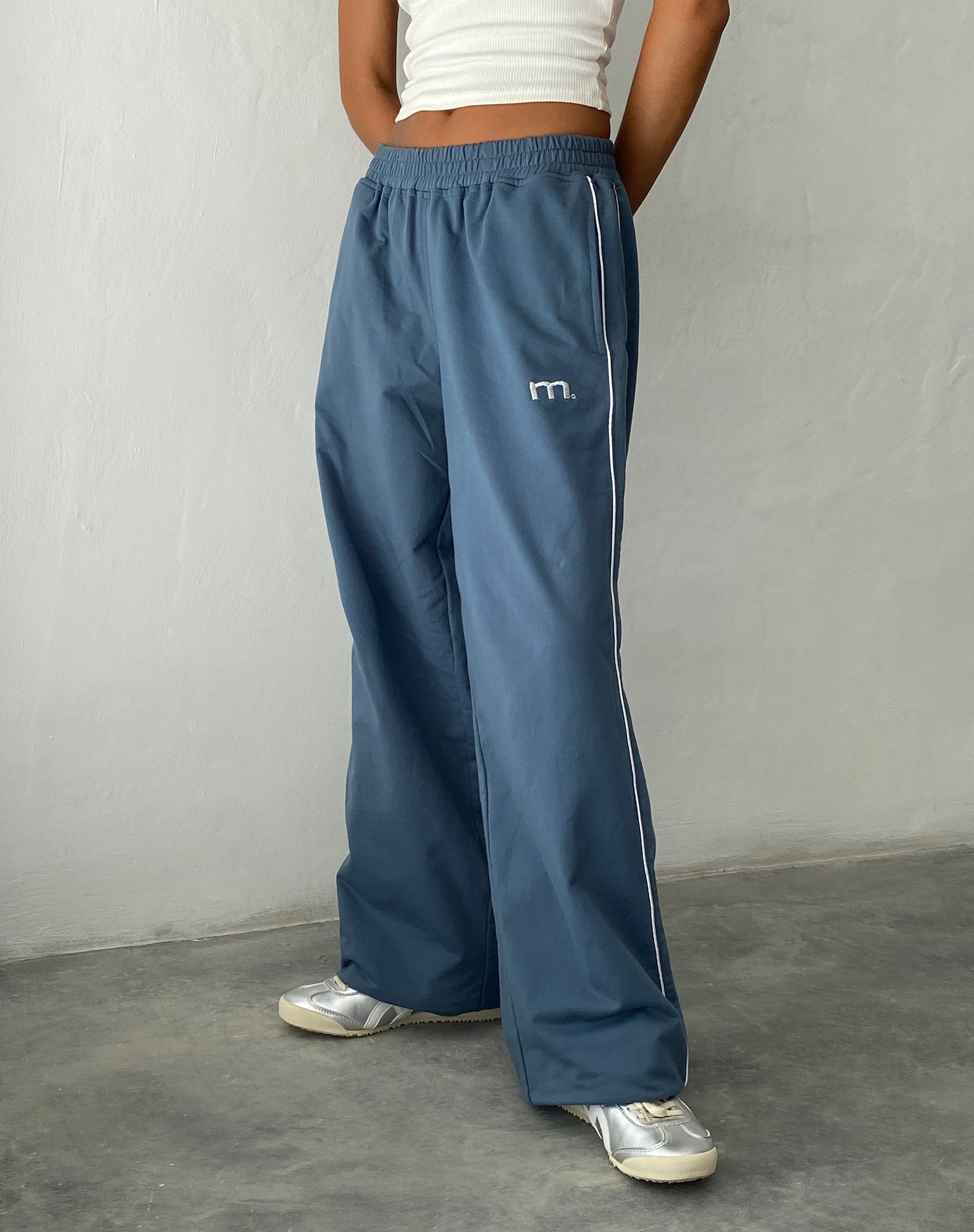 Afbeelding van Benton Wijde Been Jogger in Blauw met 'M' Borduring