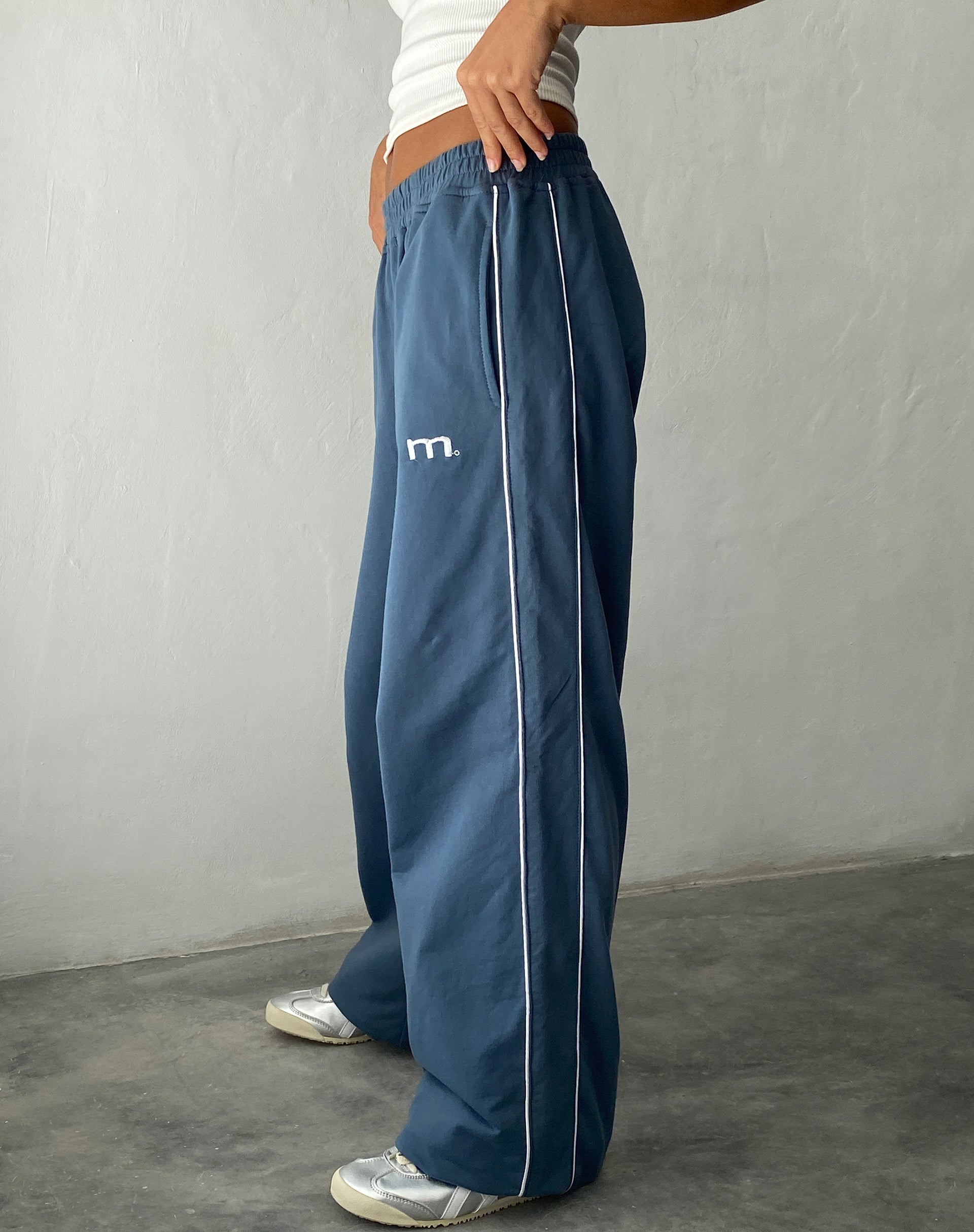 Afbeelding van Benton Wijde Been Jogger in Blauw met 'M' Borduring