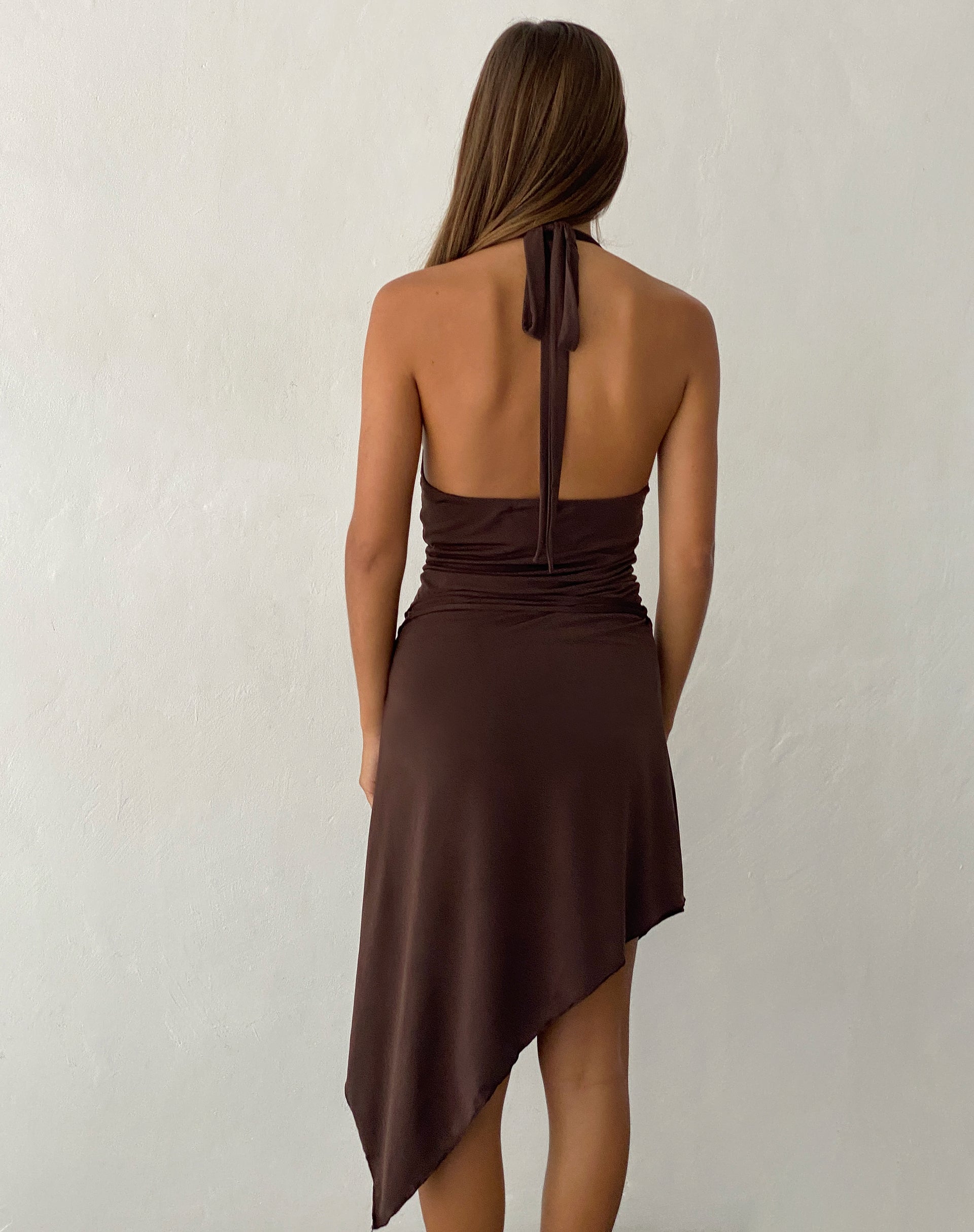 Afbeeldingen van Ruebelle Halterneck Asymmetrische Midi Dress in Mocca